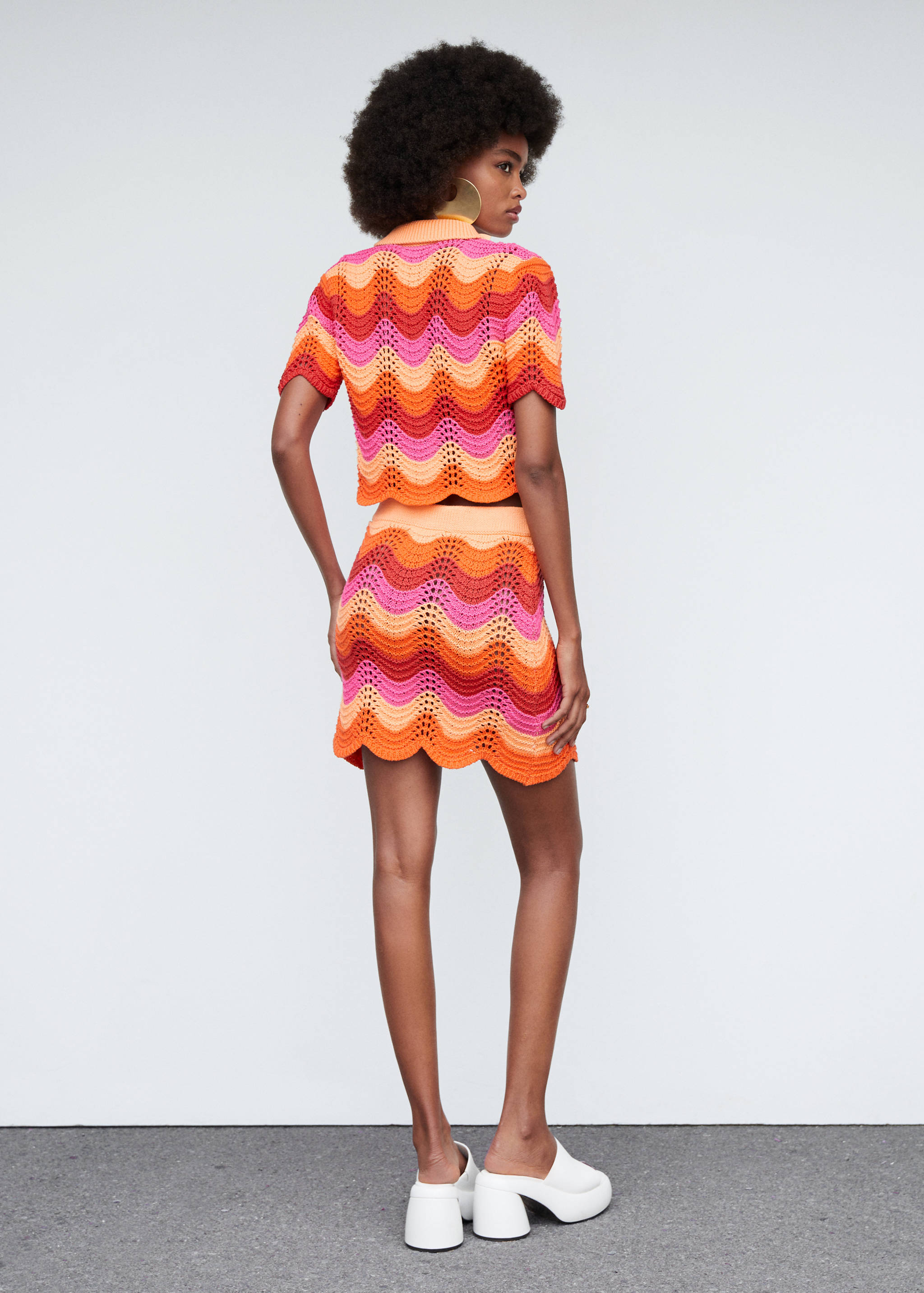 Knitted mini-skirt with lace accents - Reverse of the article