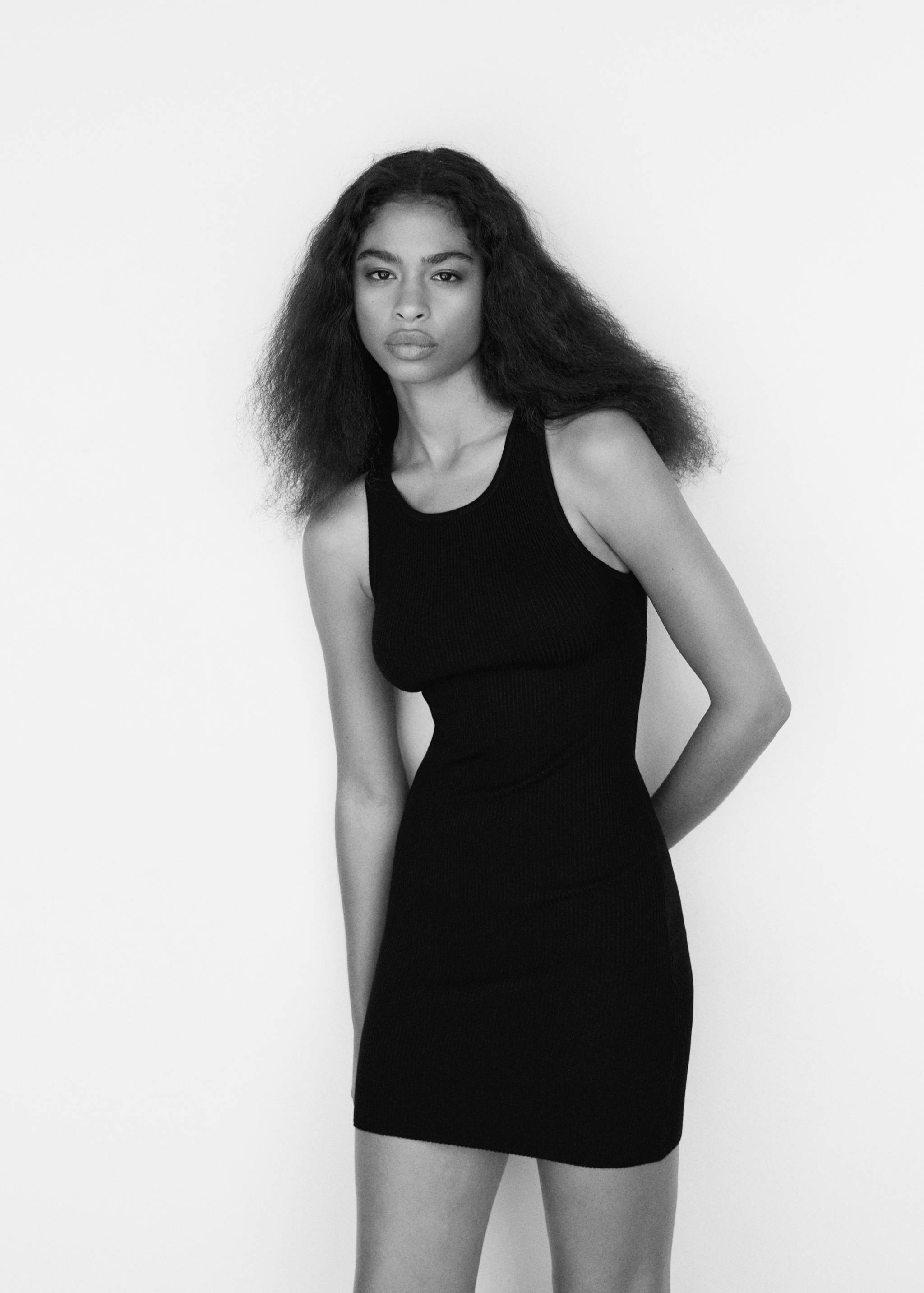 Sukienka z dzianiny z wycięciem na plecach - Plan średni