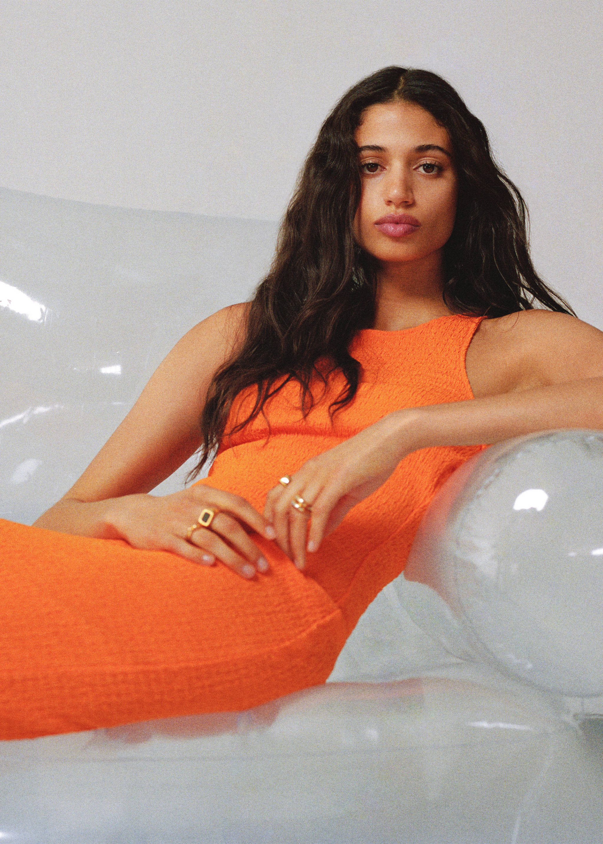 Texturiertes Kleid mit Schlitz - Detail des Artikels 6