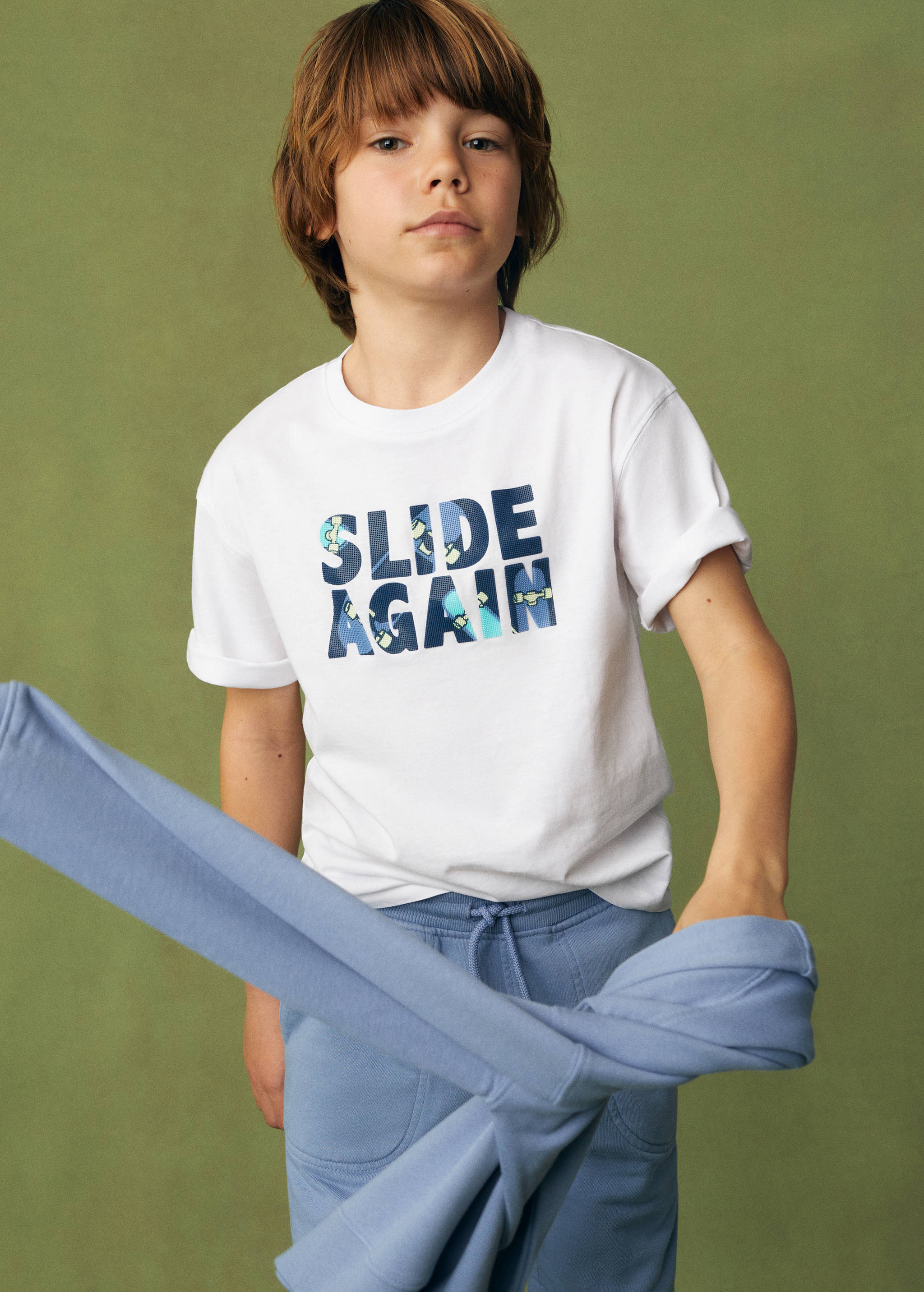 Tričko s potiskem reliéfních písmen - Náhled ve středové rovině