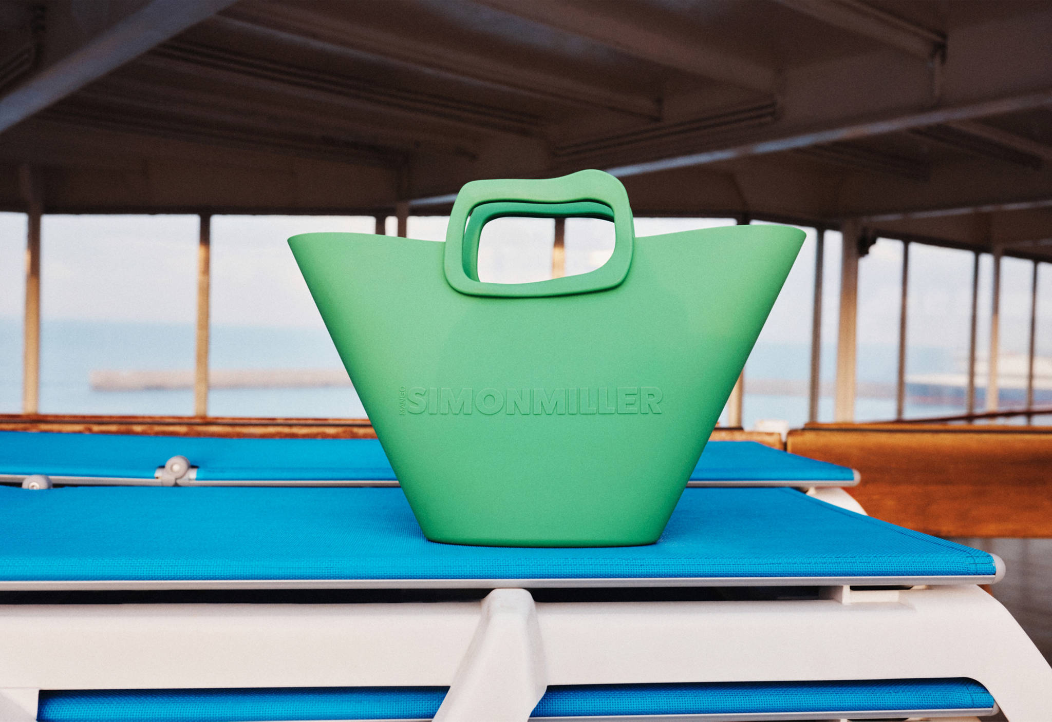 Bag with geometric logo design - Panoramic plane