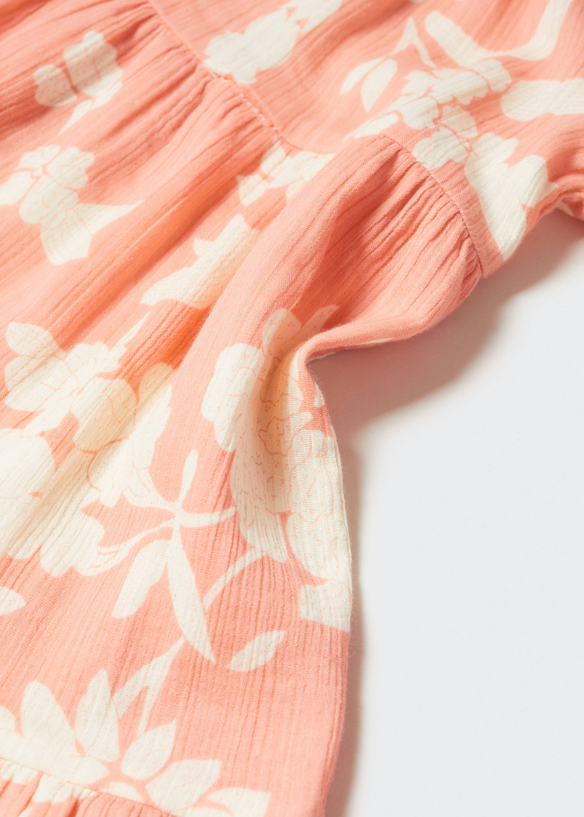 Kleid mit plissierten Volantdetails - Detail des Artikels 8