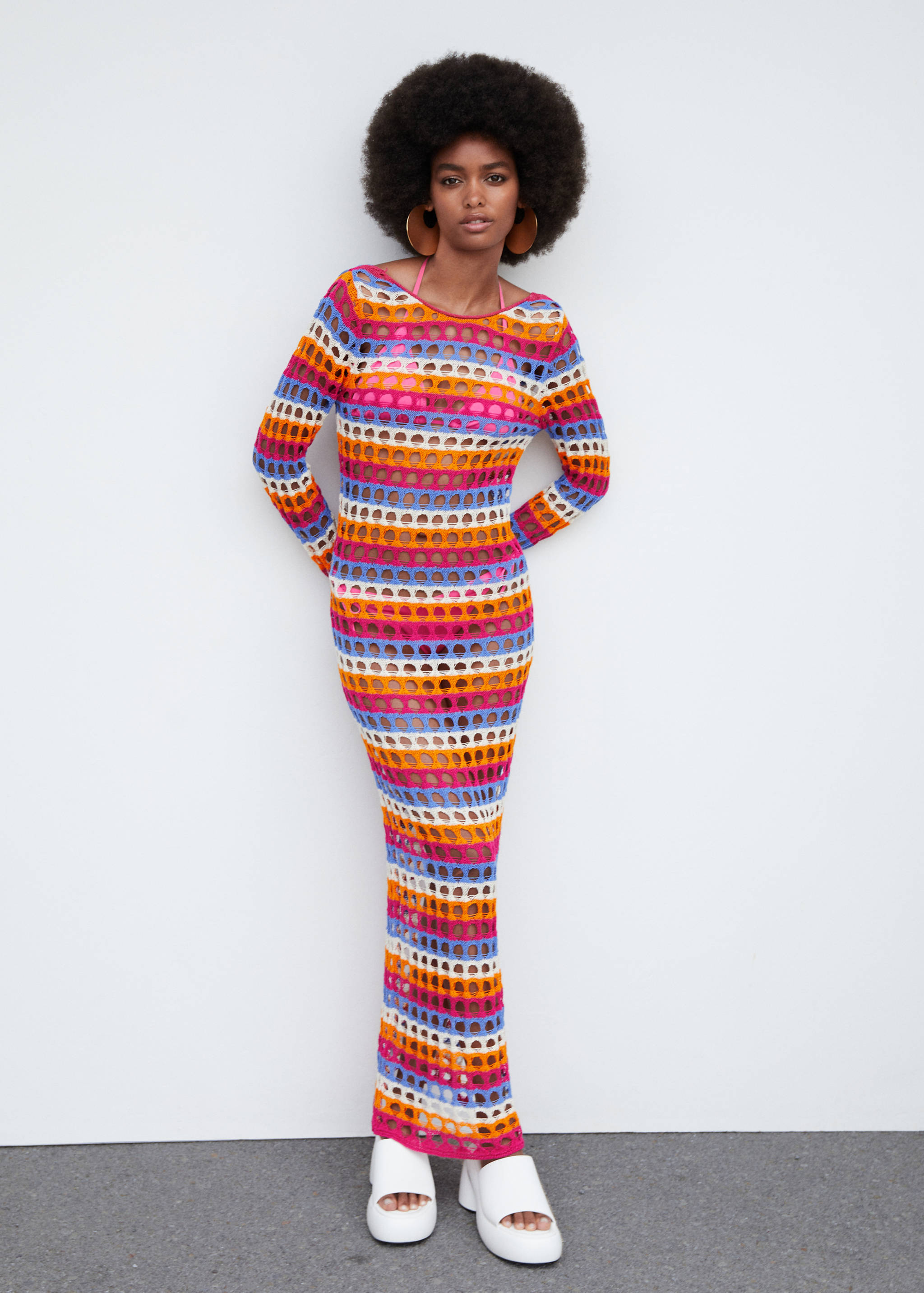 Vestido crochet multicolor - Plano general