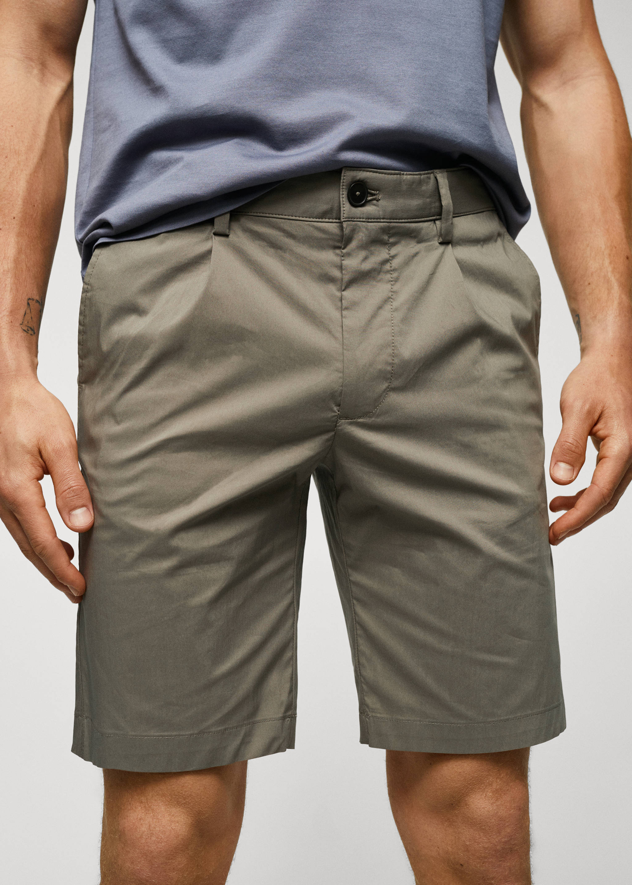 Cotton pleated Bermuda shorts - Details of the article 1