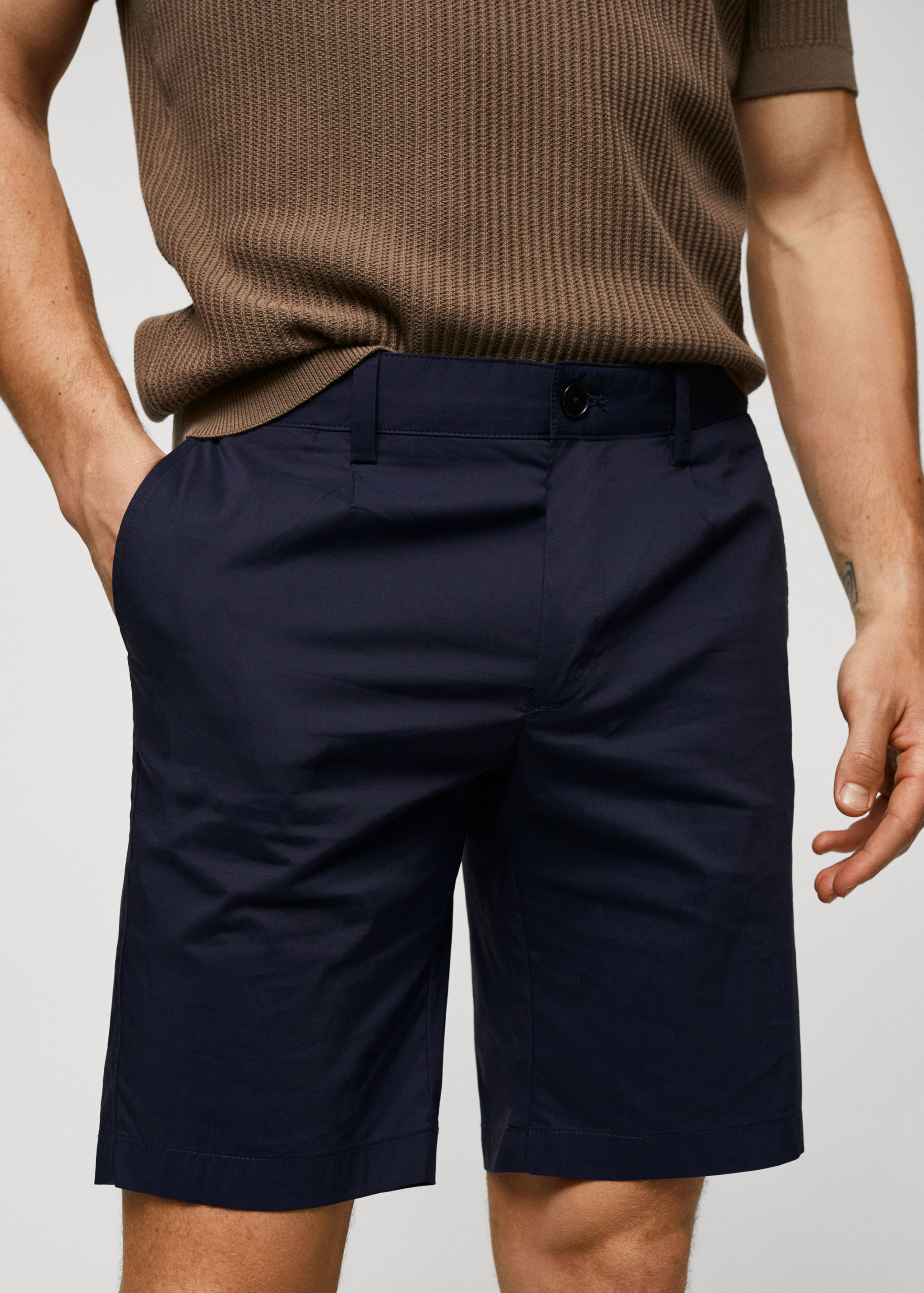 Cotton pleated Bermuda shorts - Details of the article 1