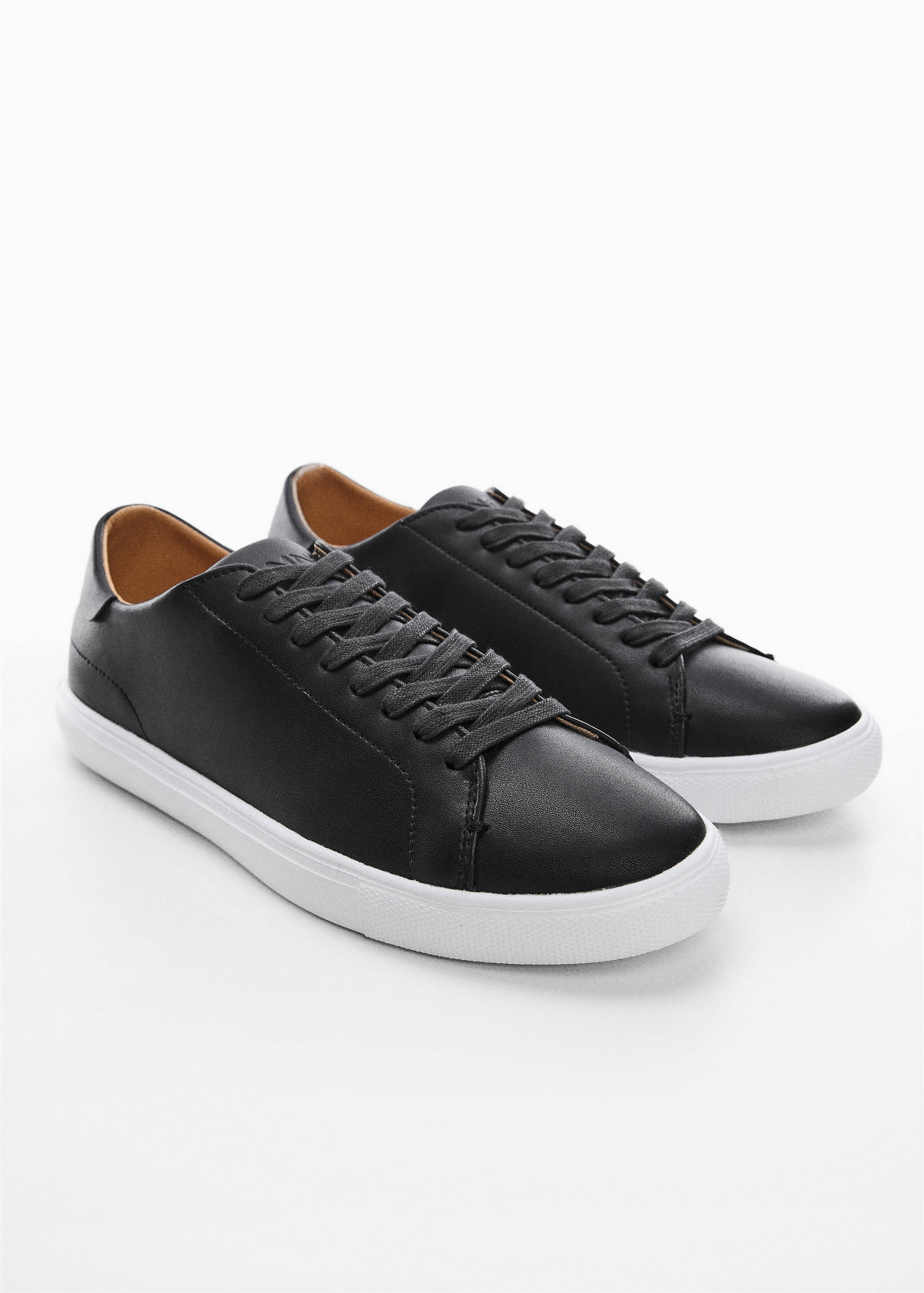 Tennis cuir monochrome - Plan moyen