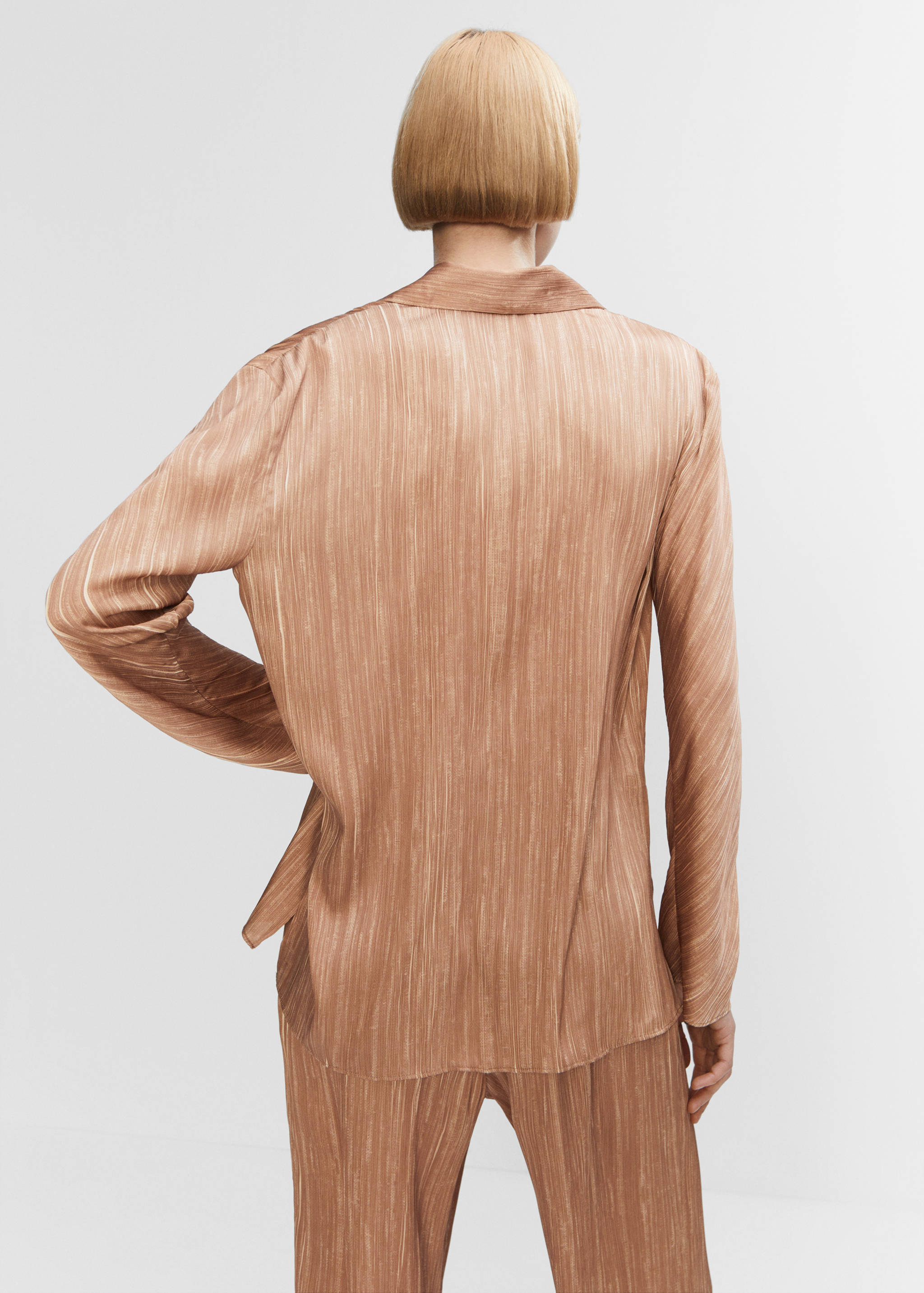 Satin pleated shirt - Reverse of the article