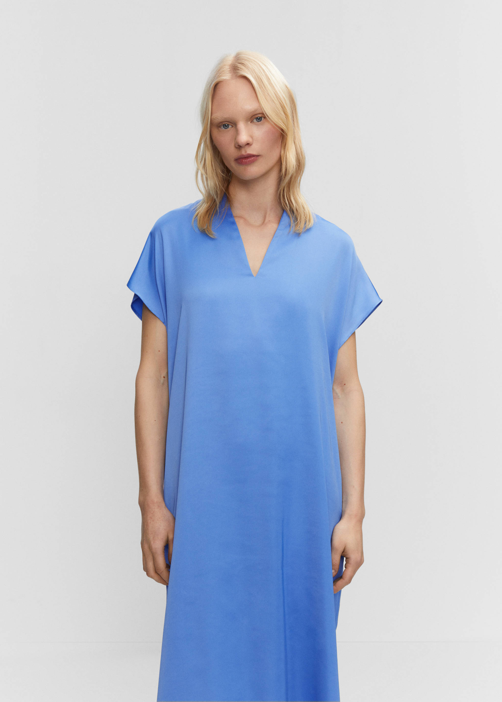 Vestido aberturas laterales - Plano medio