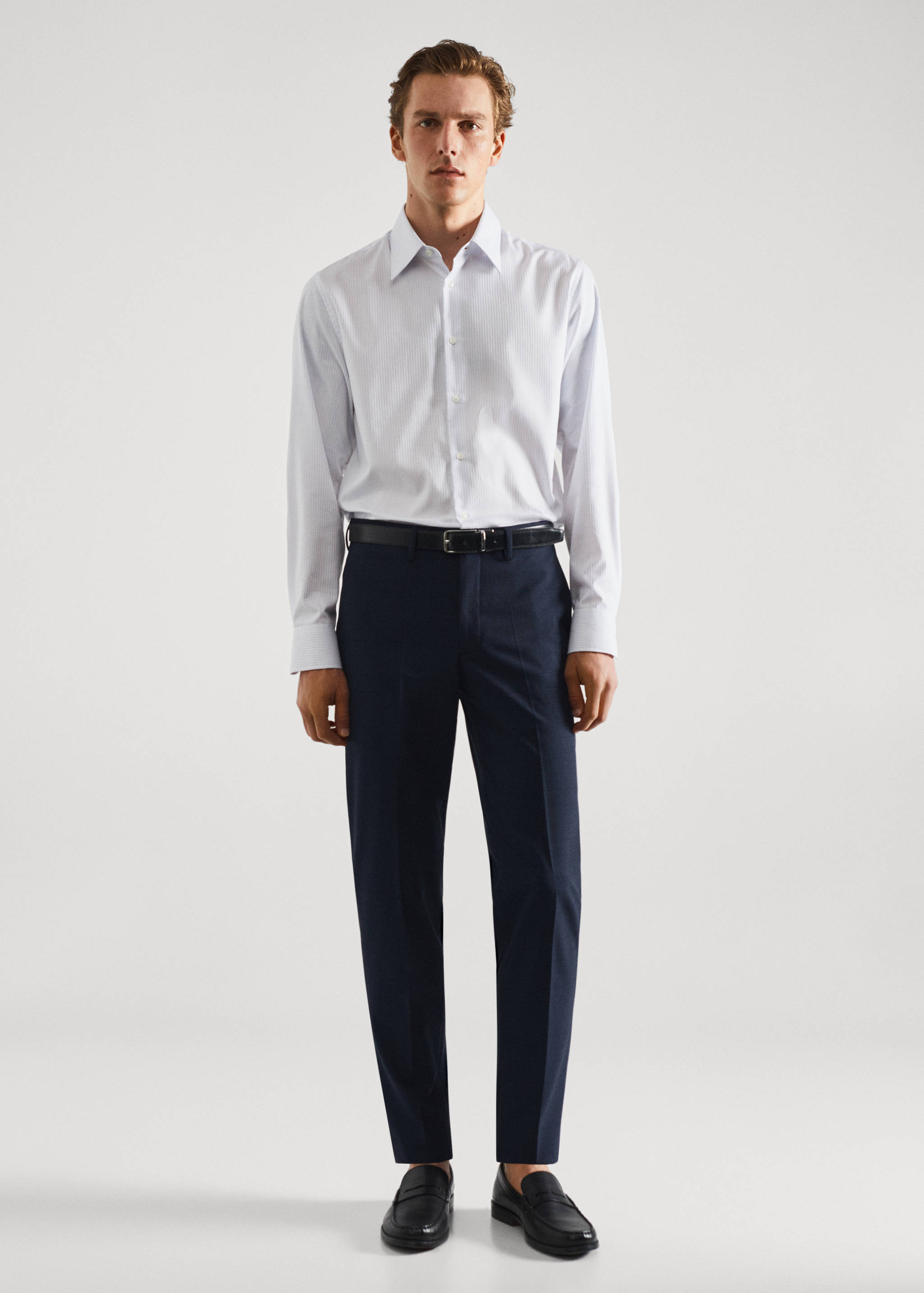 Gestreiftes Regular-Fit-Oberhemd aus Twill - Allgemeine Ansicht