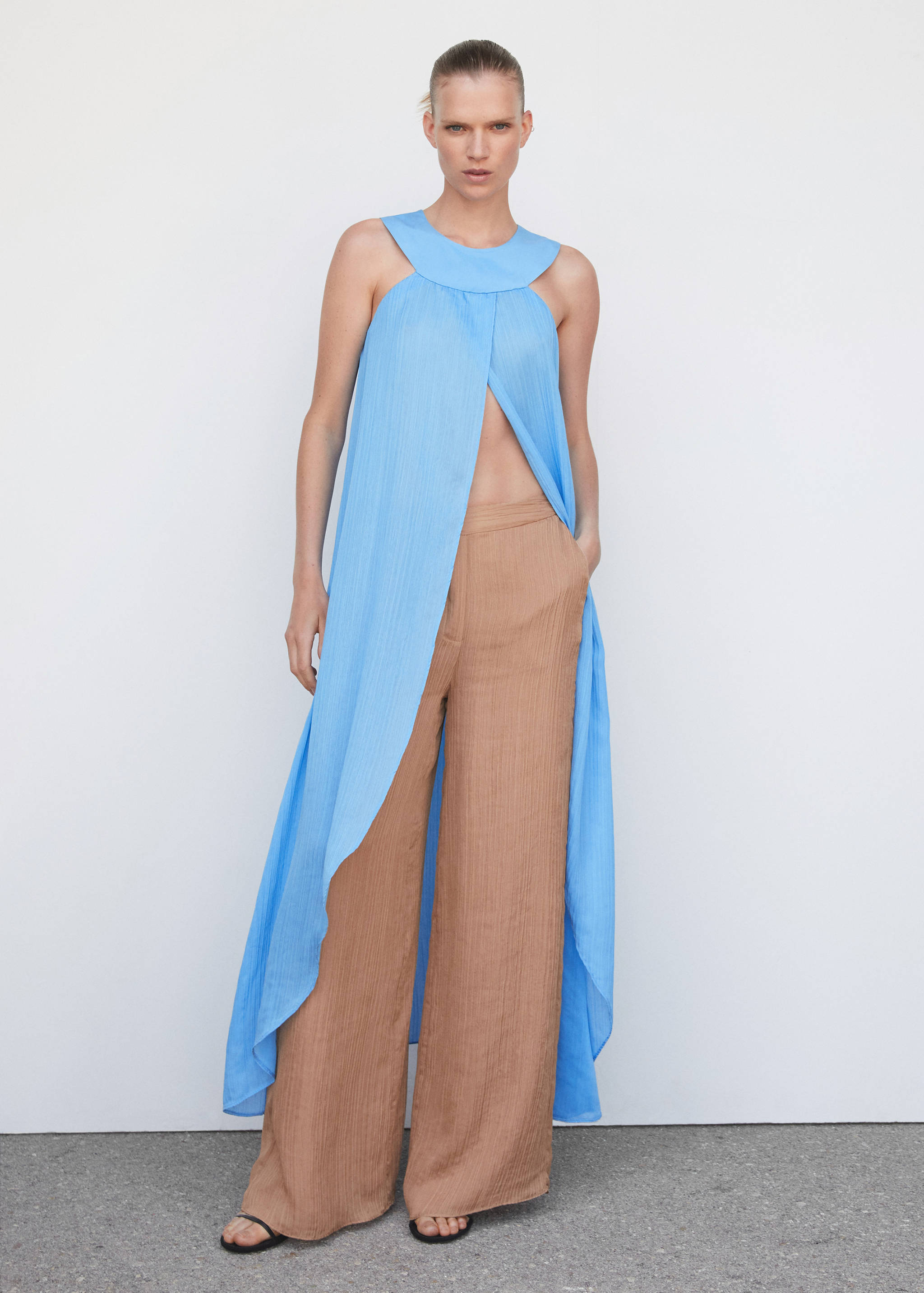 Vestido plissado com gola halter - Plano geral