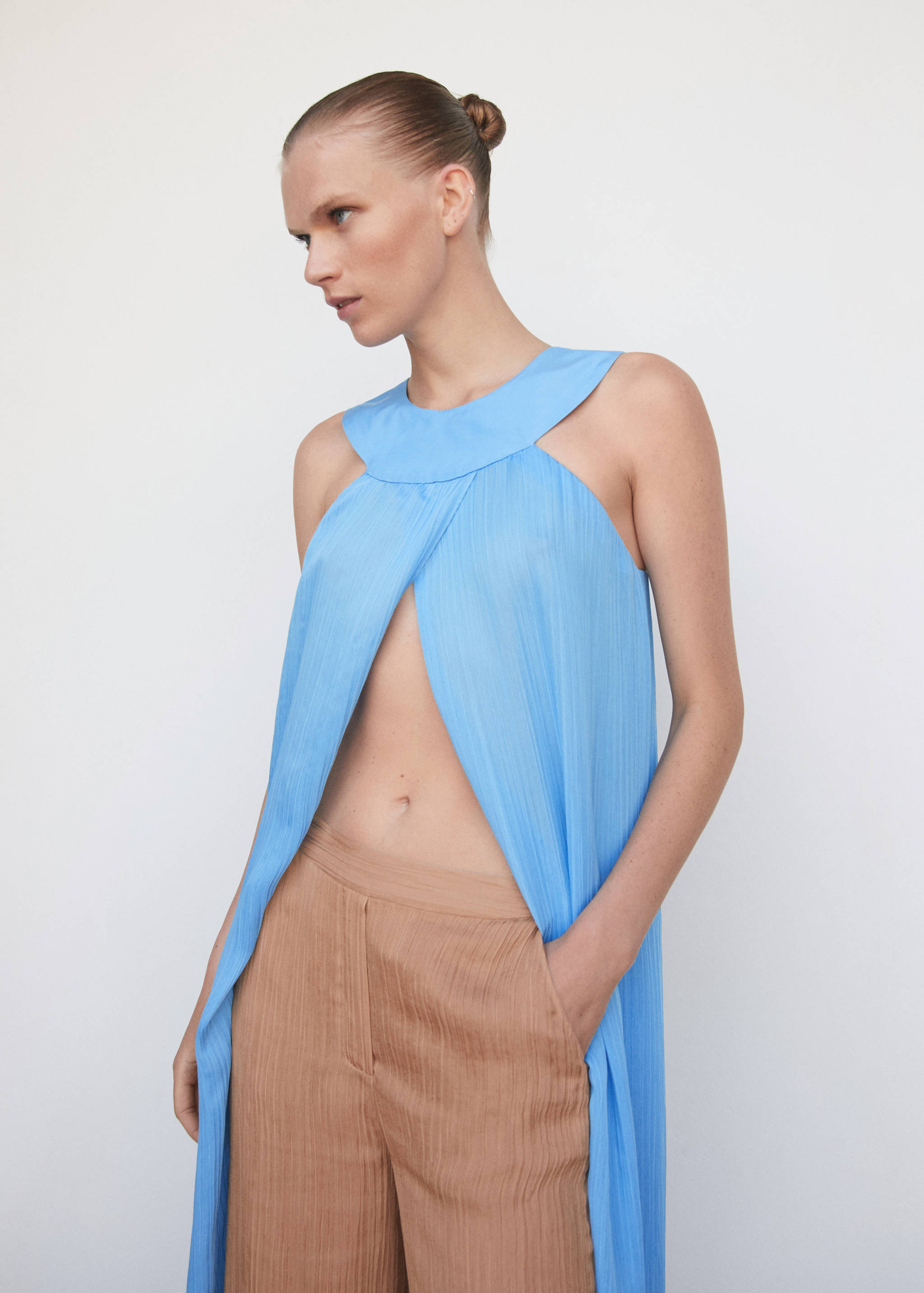 Vestido plissado com gola halter - Plano médio