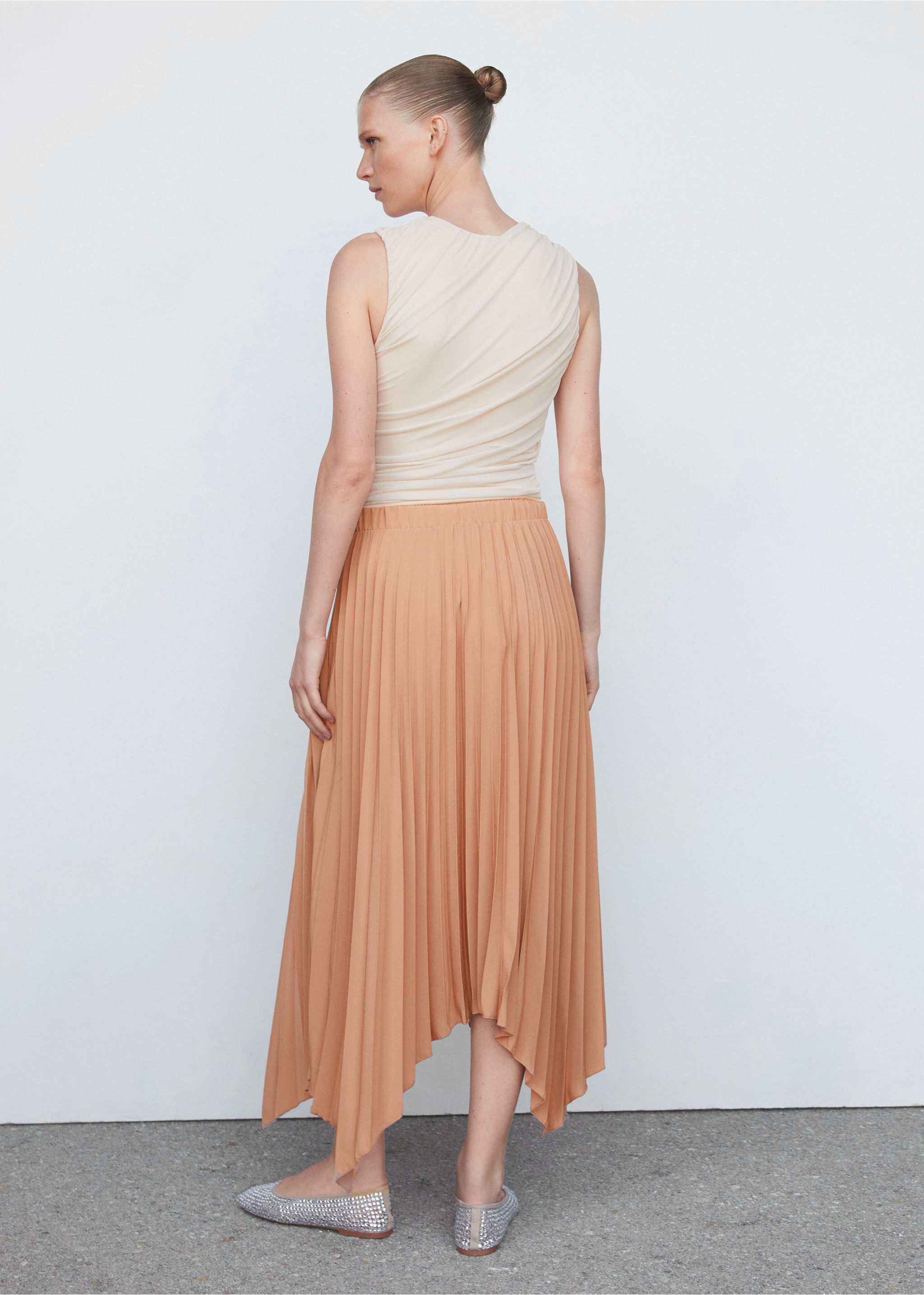 Pleated asymmetric skirt  - Reverse of the article