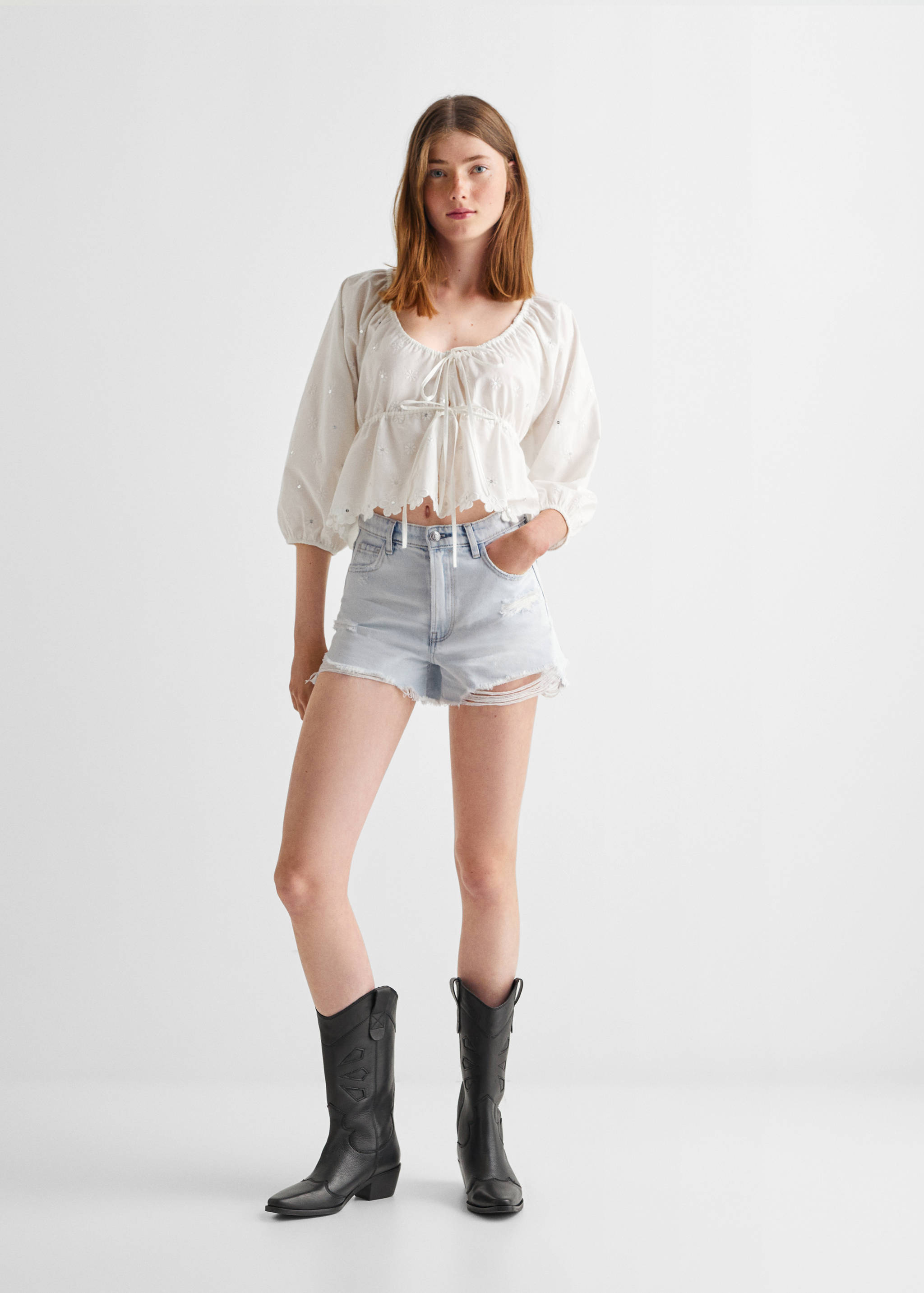 Jeansshorts mit Zierrissen - Allgemeine Ansicht