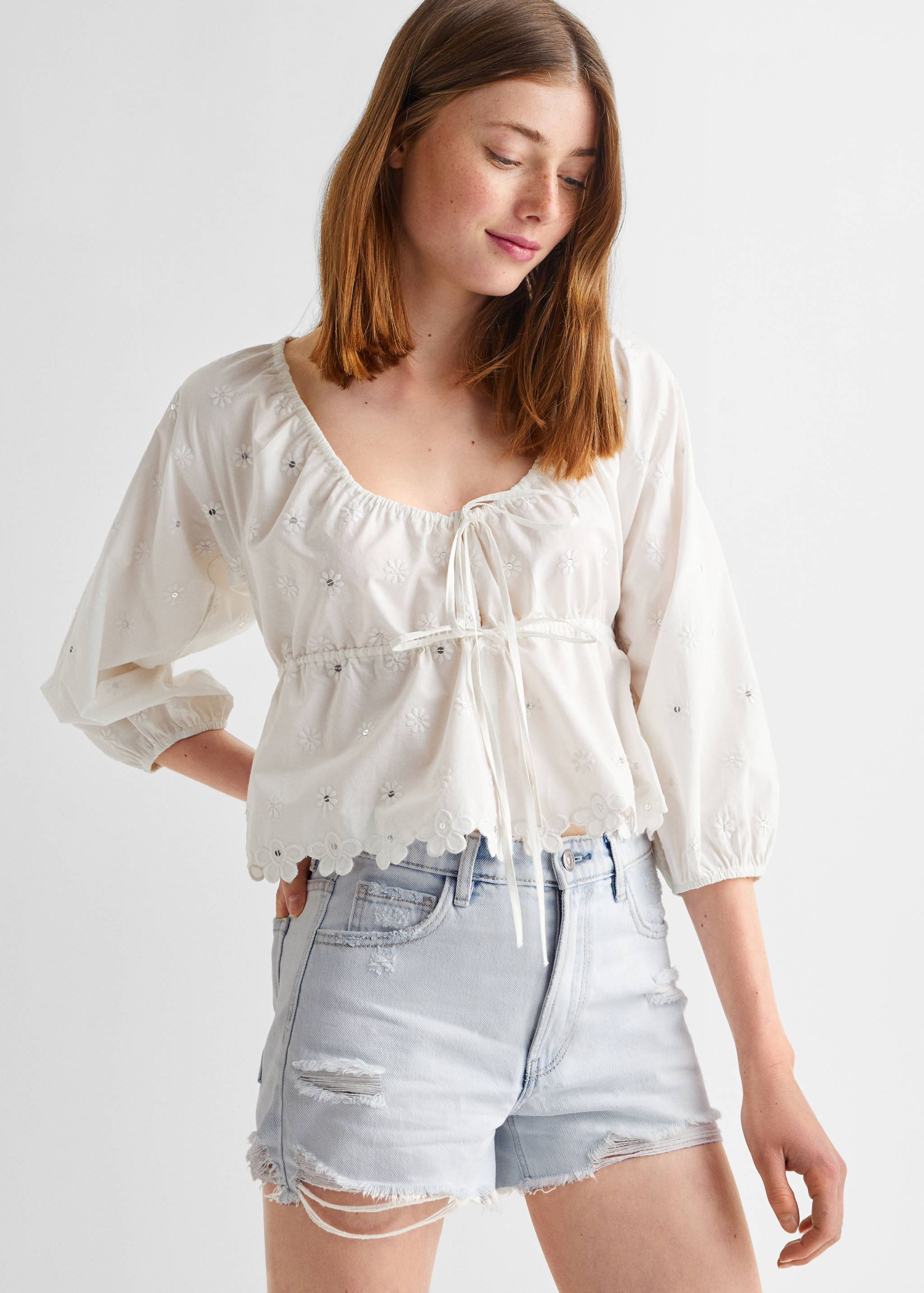 Jeansshorts mit Zierrissen - Mittlere Ansicht