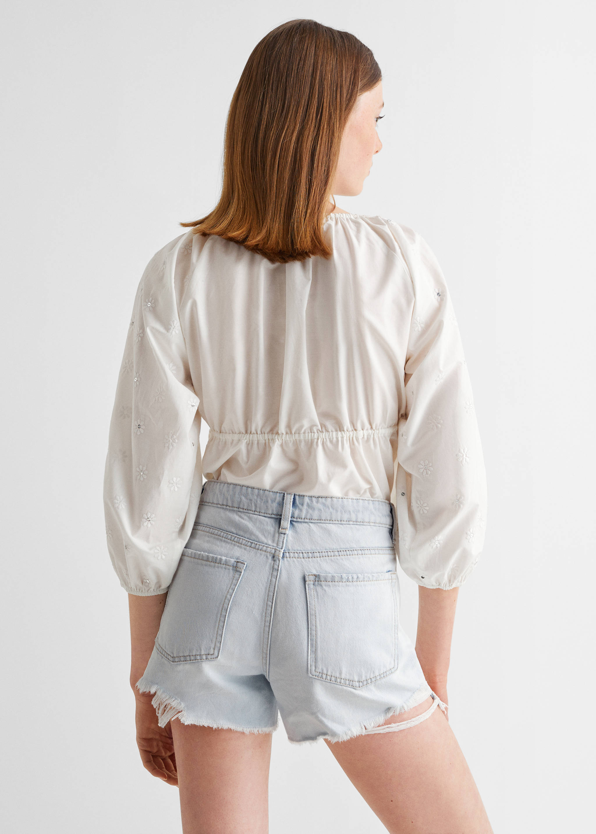 Jeansshorts mit Zierrissen - Rückseite des Artikels