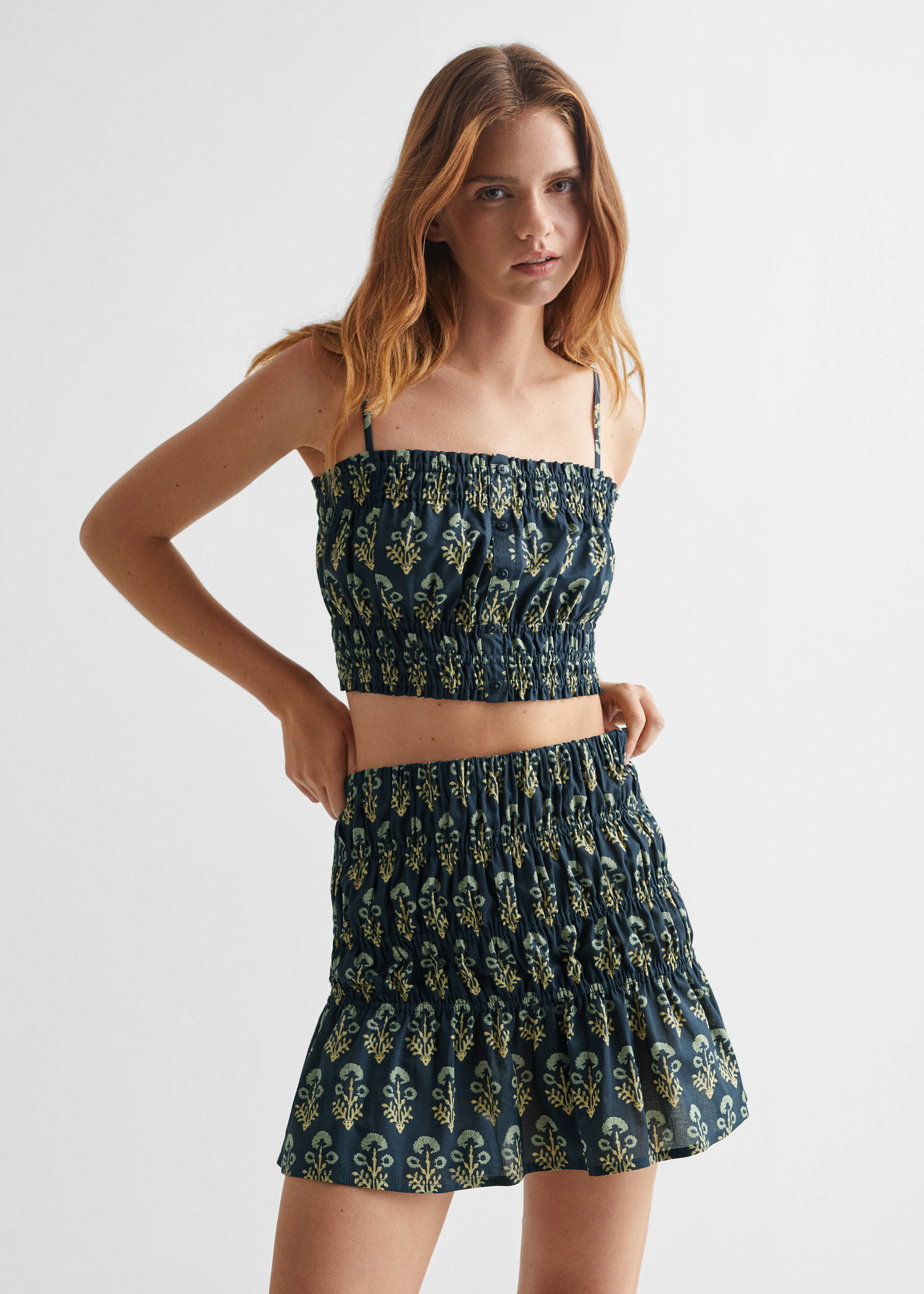 Topp i bomull med rynker - Halvtotal bildeutsnitt