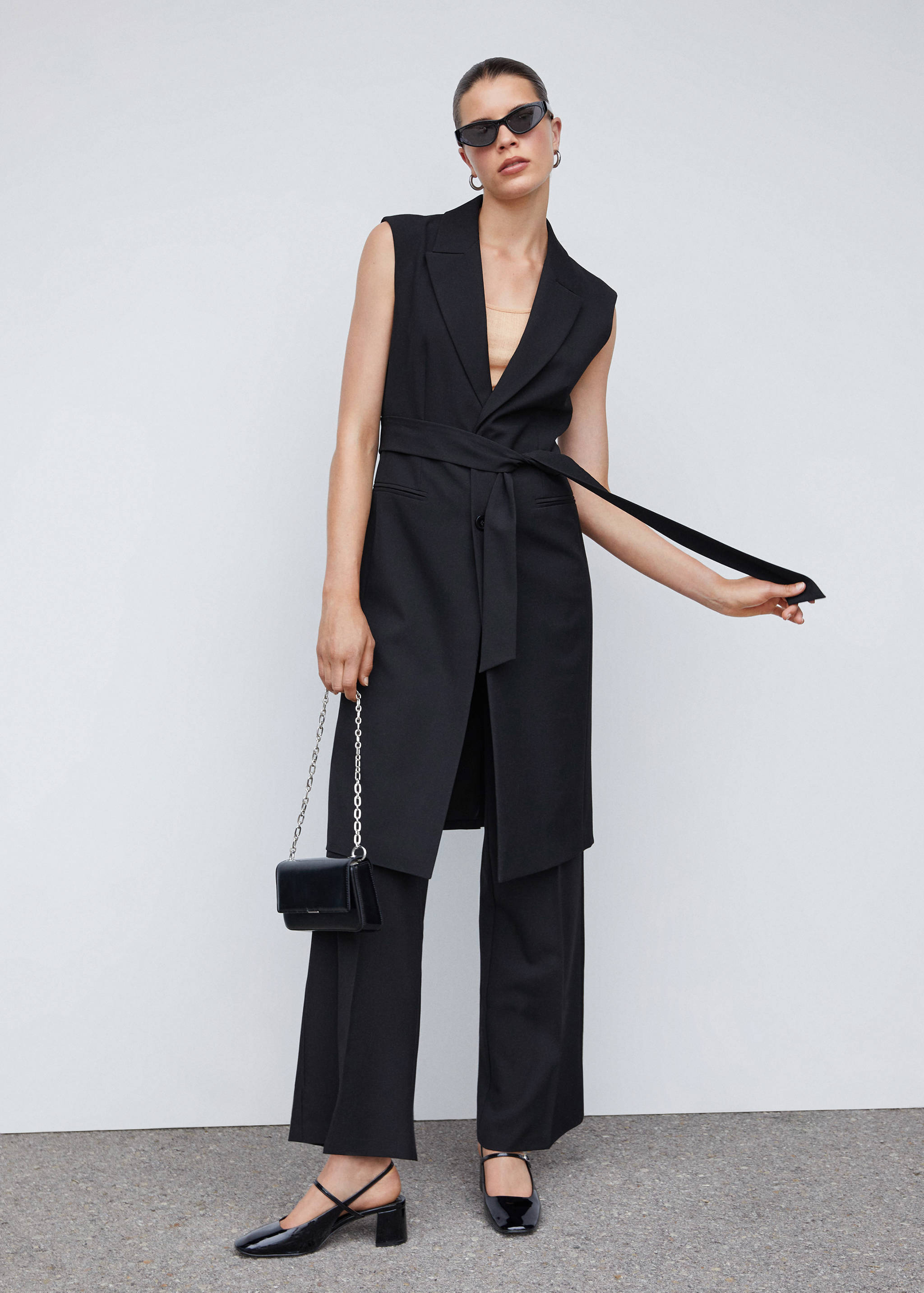 Long gilet with bow - General plane