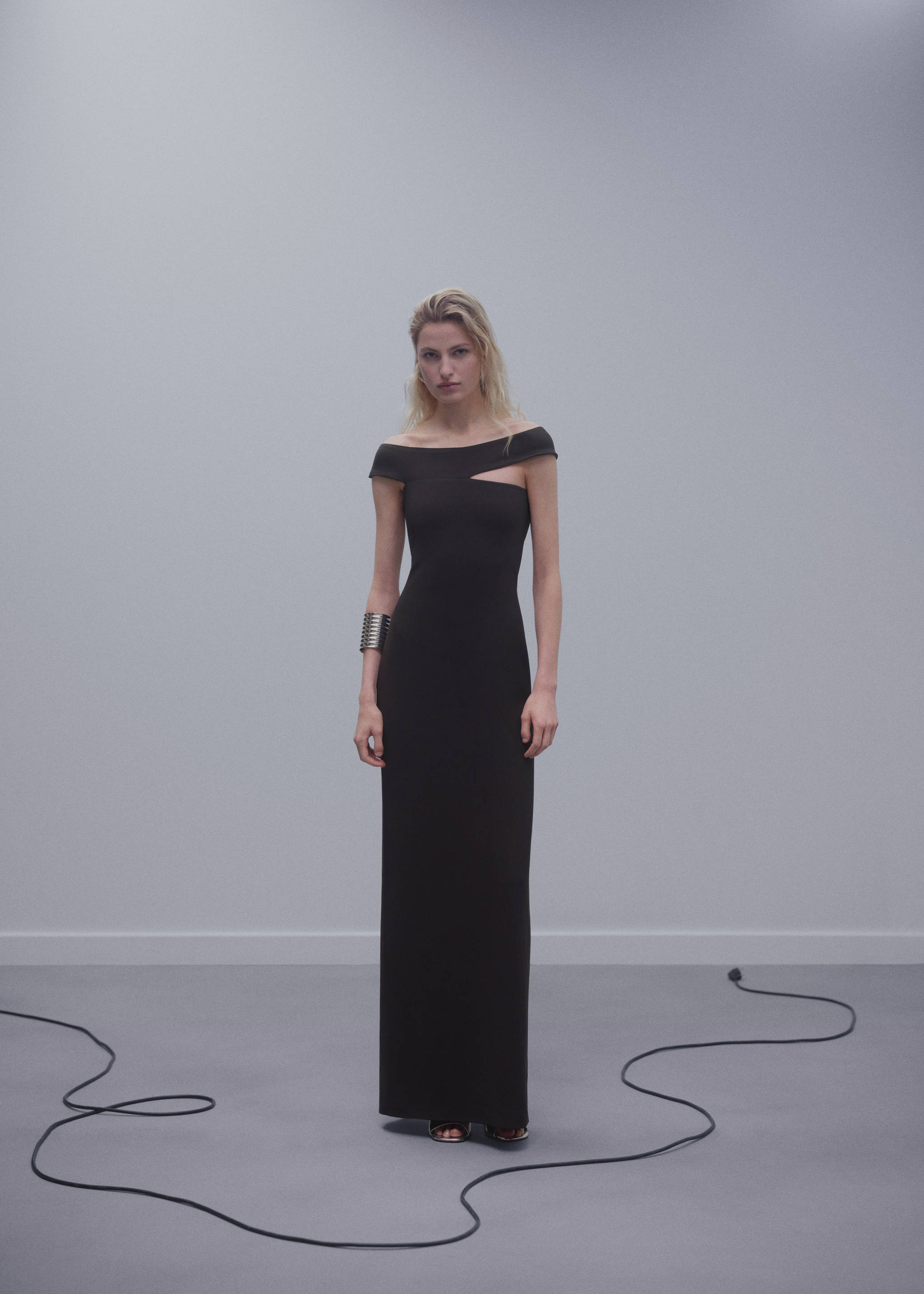 Asymmetric neckline dress - General plane