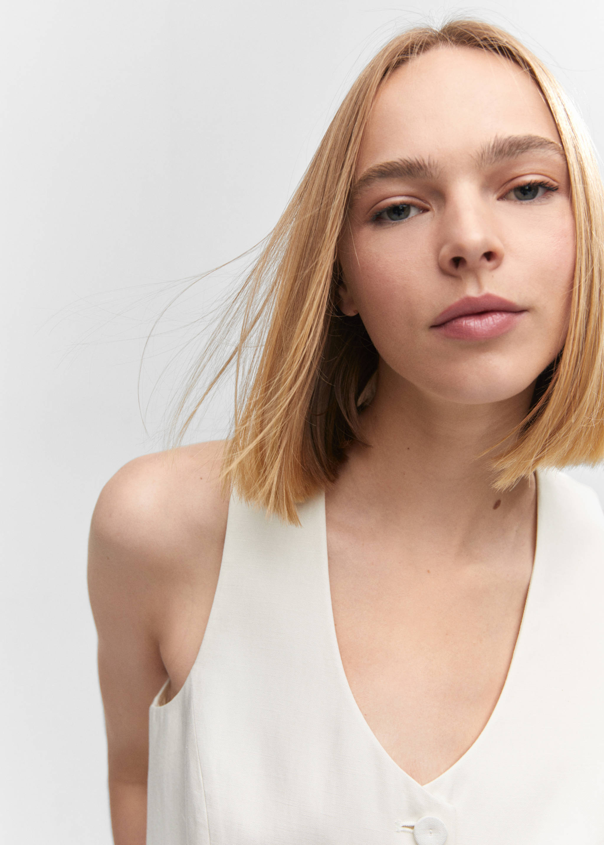 Fitted vest with buttons - Details of the article 1