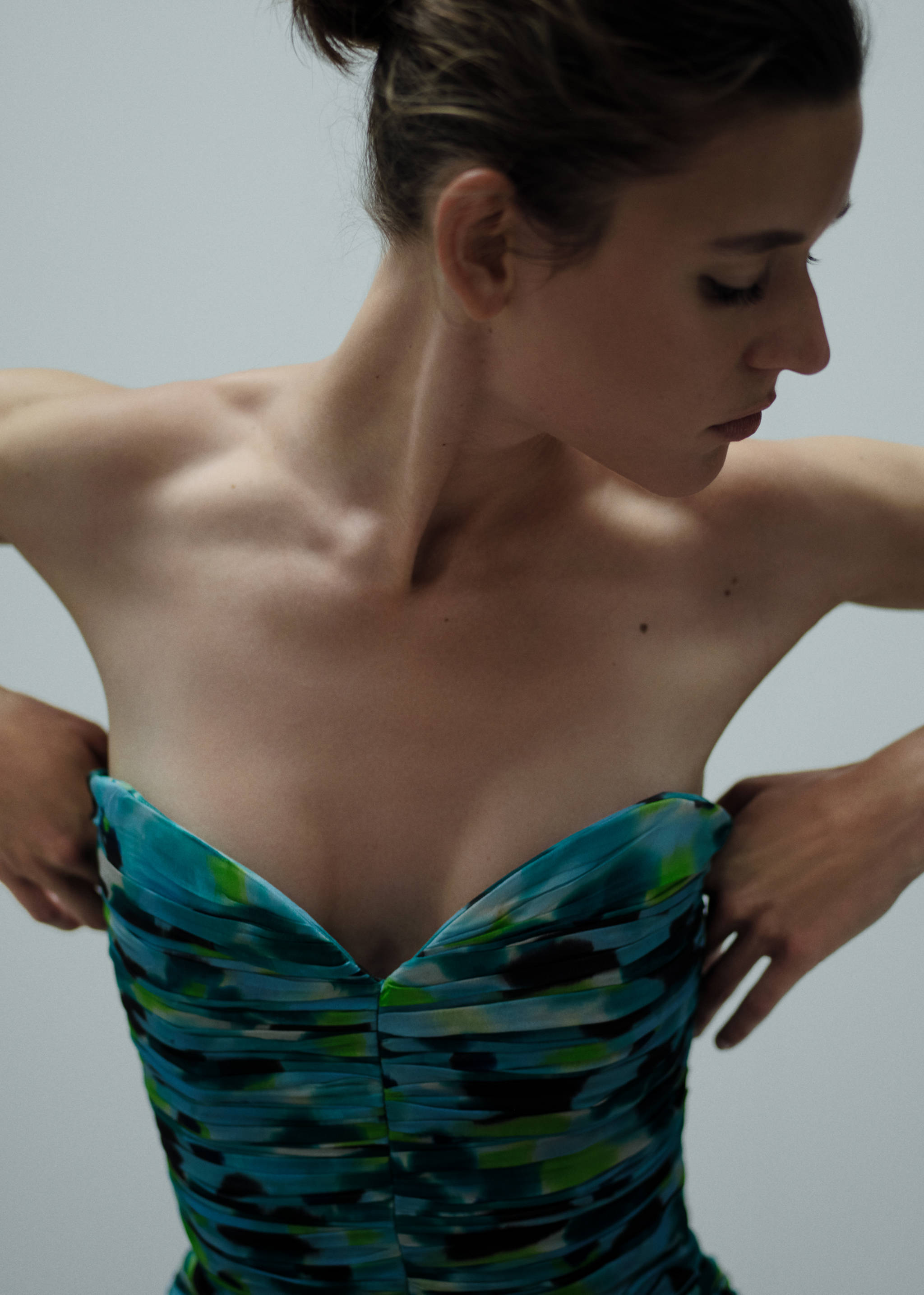 Robe froncée encolure cœur - Plan moyen