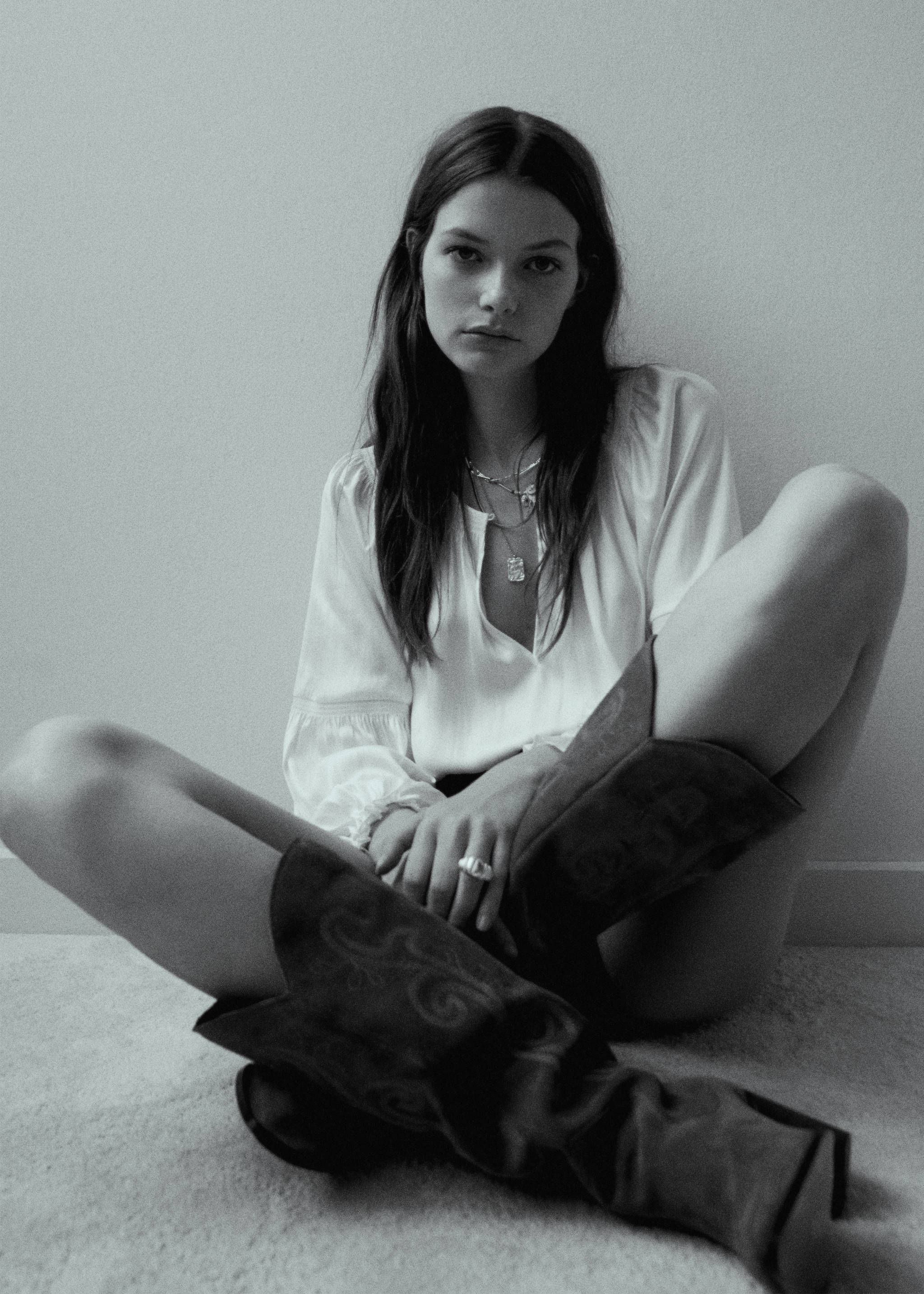 Pleated blouse with button - Details of the article 6, Off White. Ref: 57043807-00.