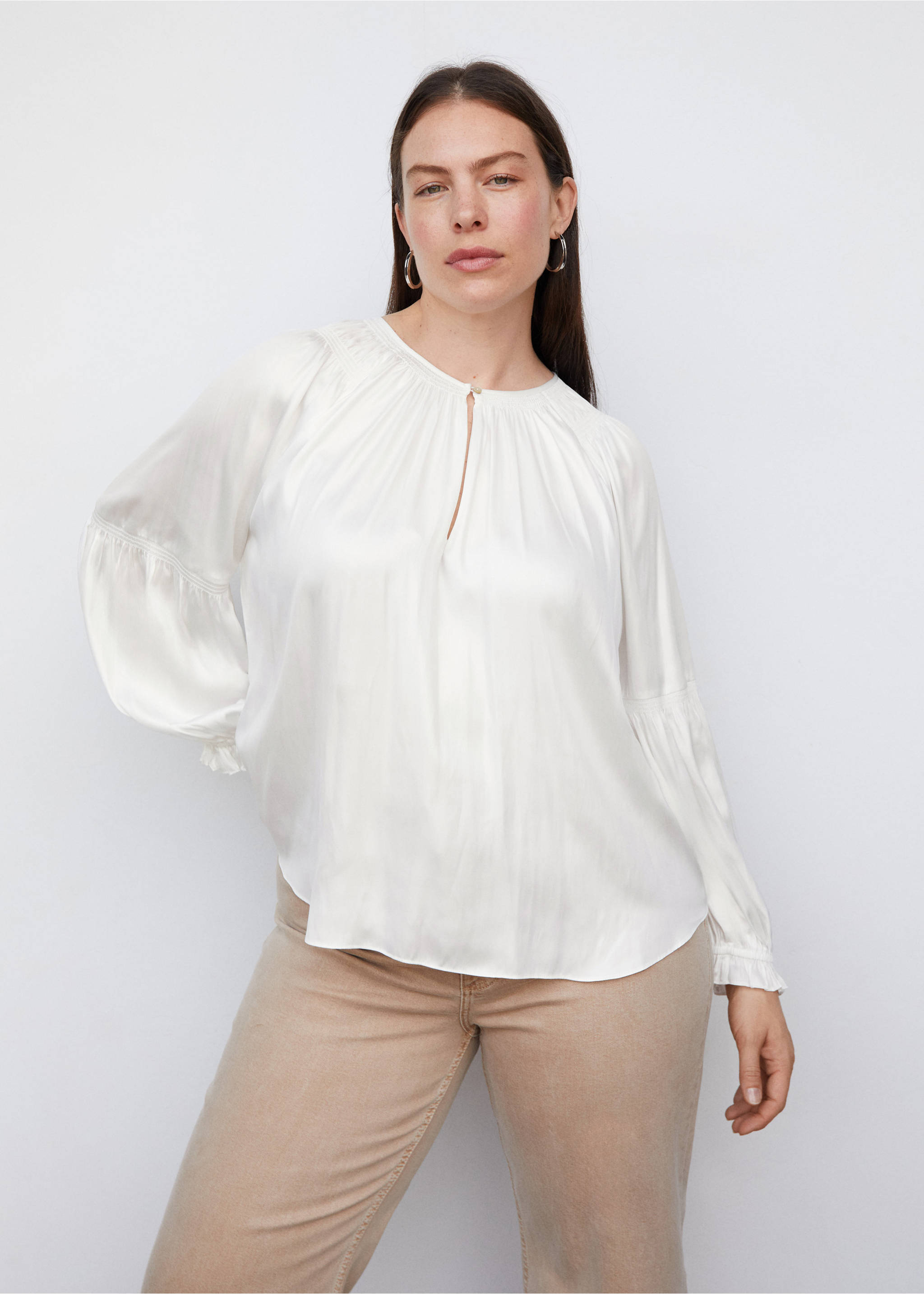 Pleated blouse with button - Details of the article 5, Off White. Ref: 57043807-00.