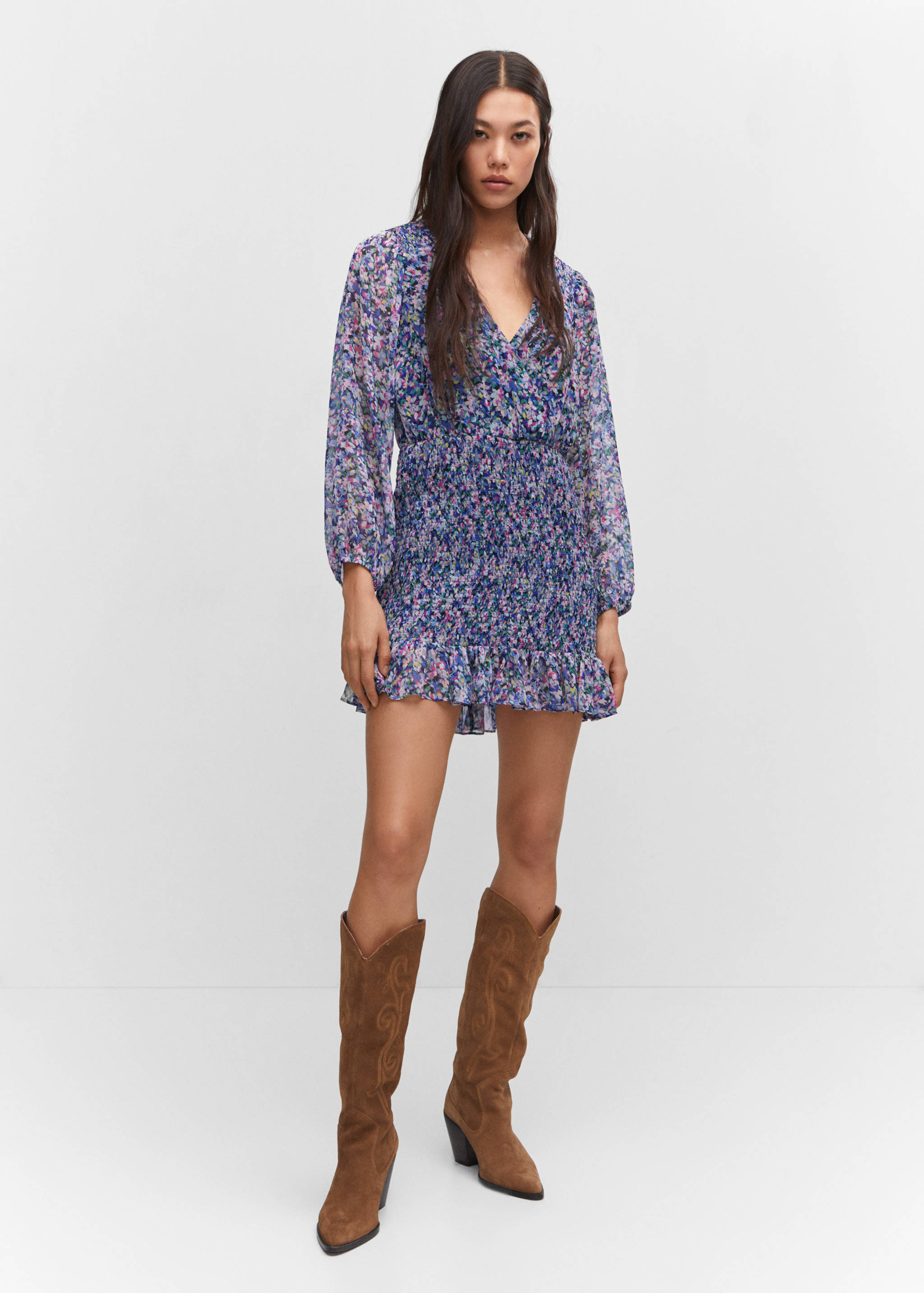 Krótka sukienka z marszczonym dołem - Plan ogólny