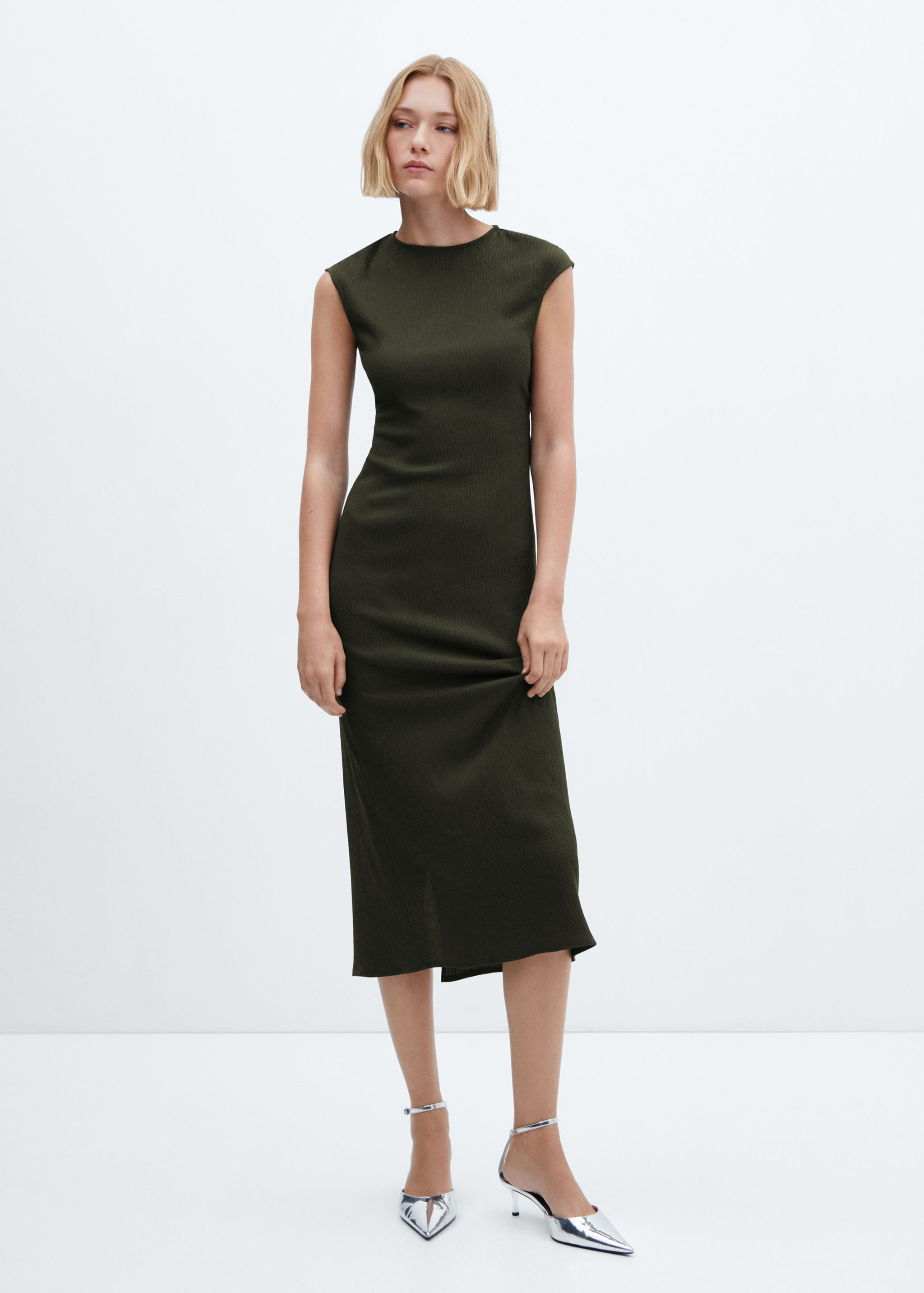 Textured dress with opening - General plane