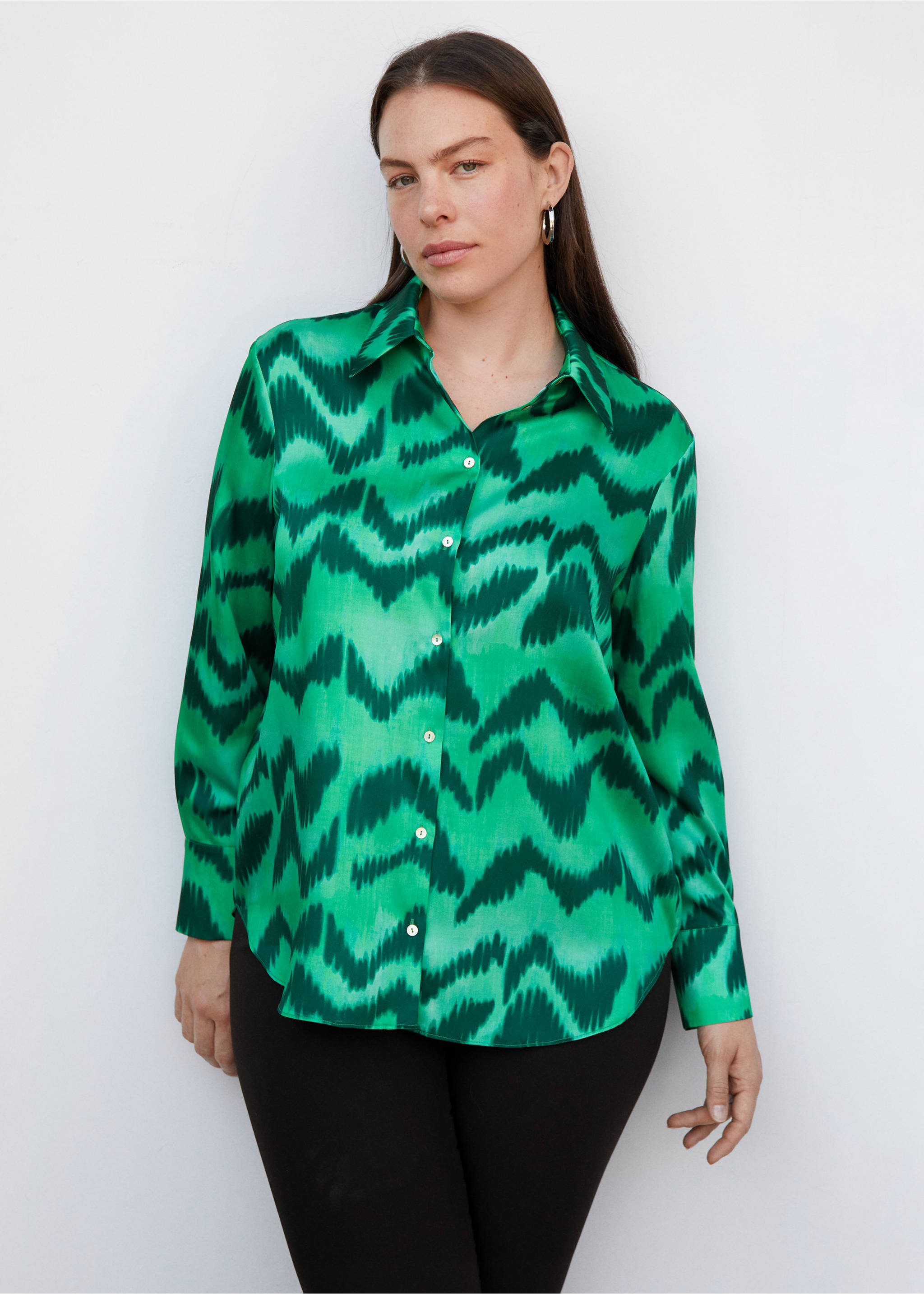 Chemise satinée imprimée - Détail de l'article 5, Vert. Ref: 57043822-00.