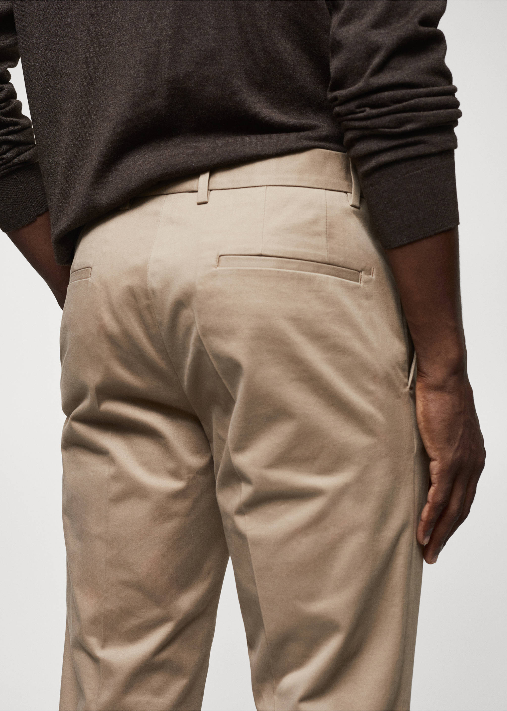 Slim-fit pleated cotton chinos - Details of the article 4, Beige. Ref: 57044391-00.