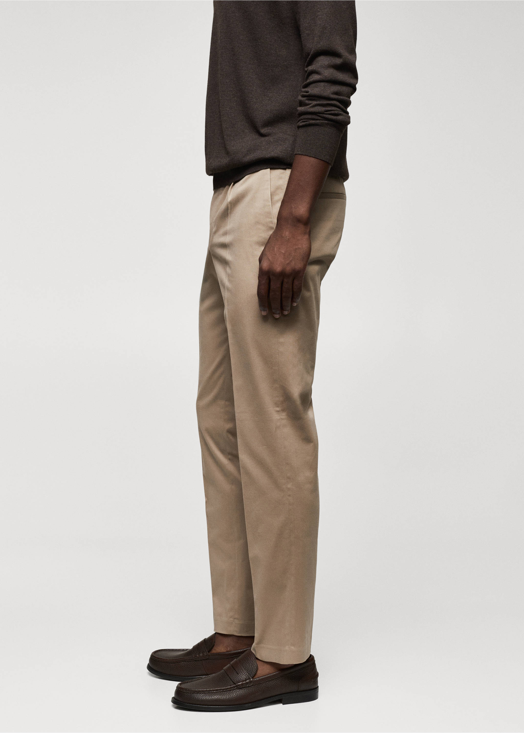 Slim-fit pleated cotton chinos - Details of the article 2, Beige. Ref: 57044391-00.