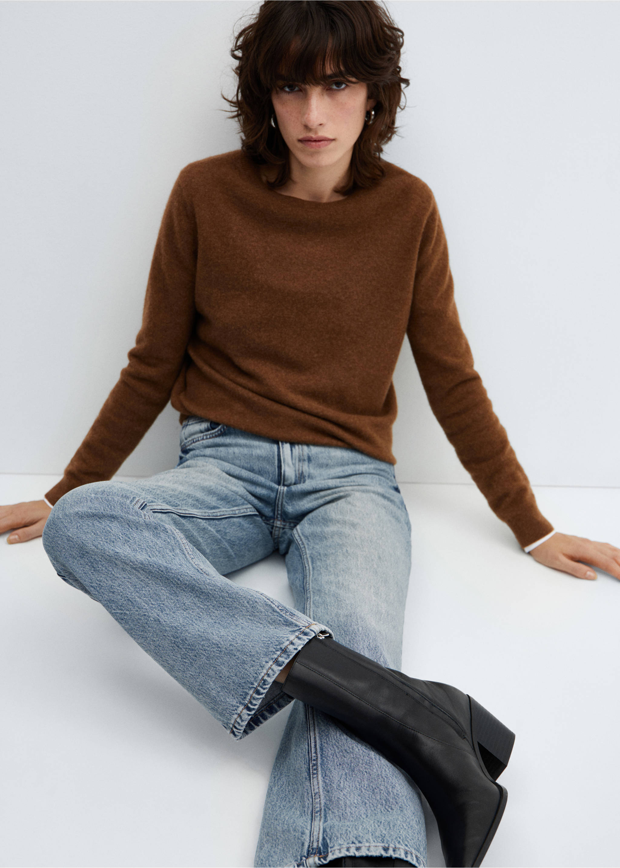 Mid-rise straight jeans - Details of the article 2, Medium Vintage Blue. Ref: 57044408-00.