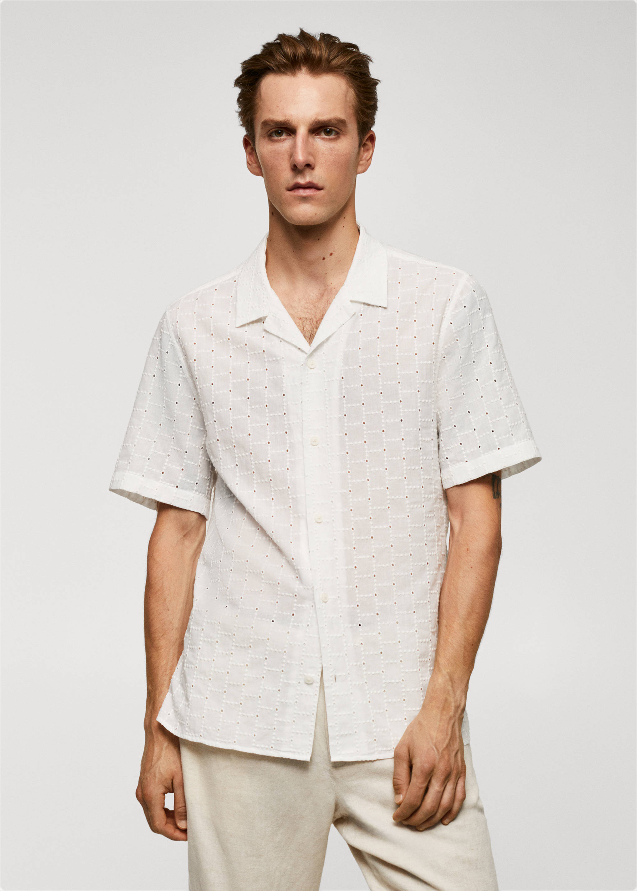 Koszula z kołnierzykiem bowling z haftem - Plan średni