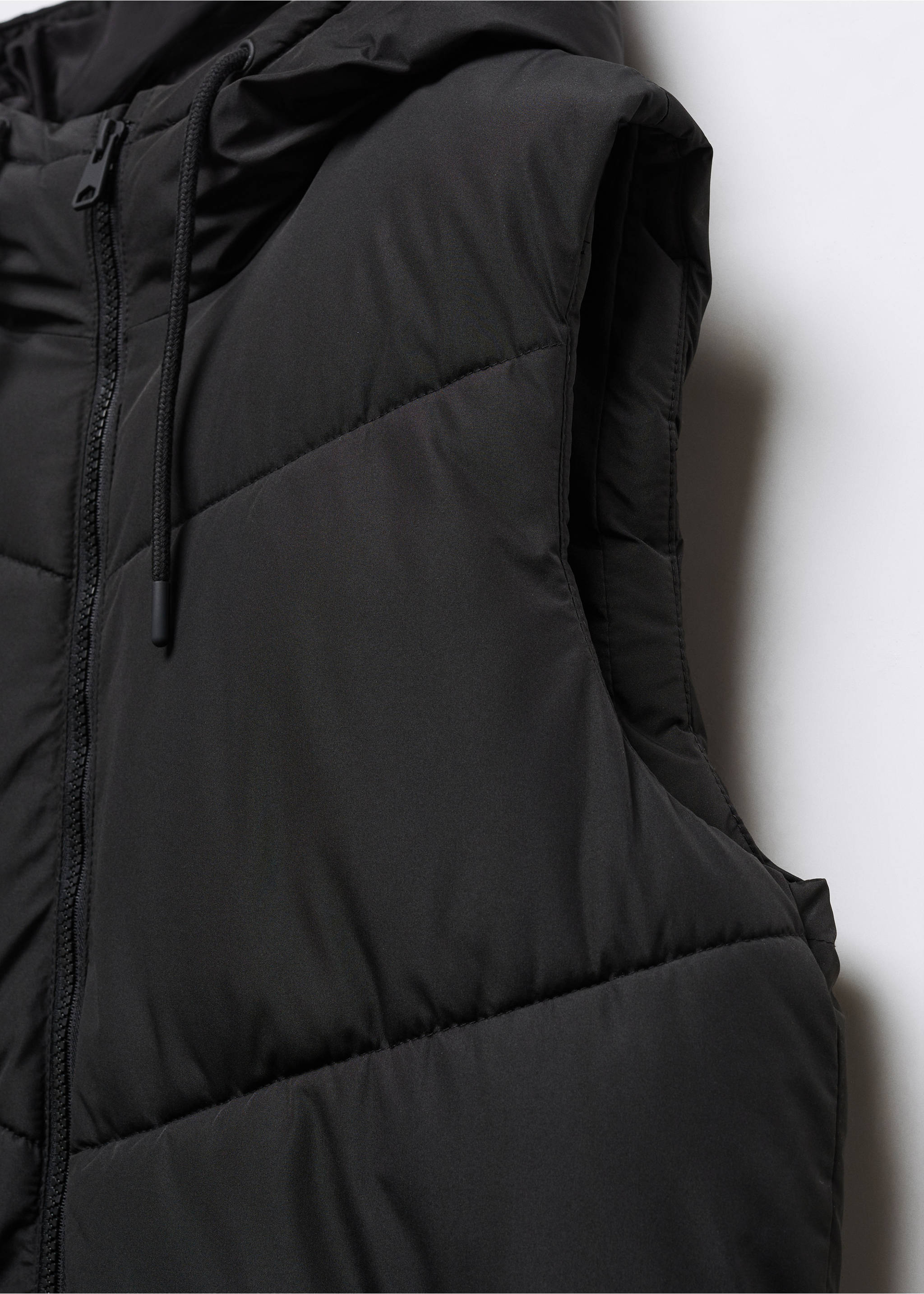 Long puffer vest - Details of the article 8, Black. Ref: 57045133-00.