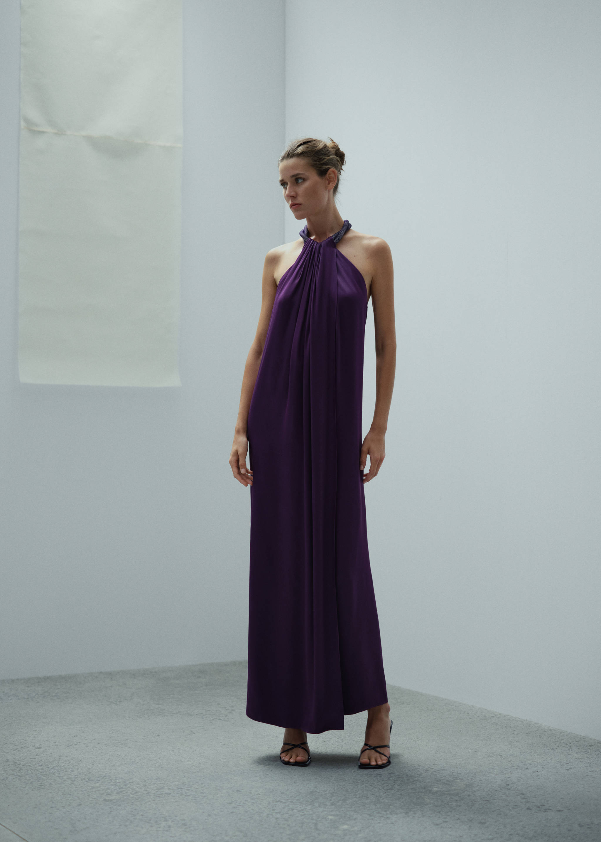 Vestido acetinado com gola rígida e strass - Plano geral