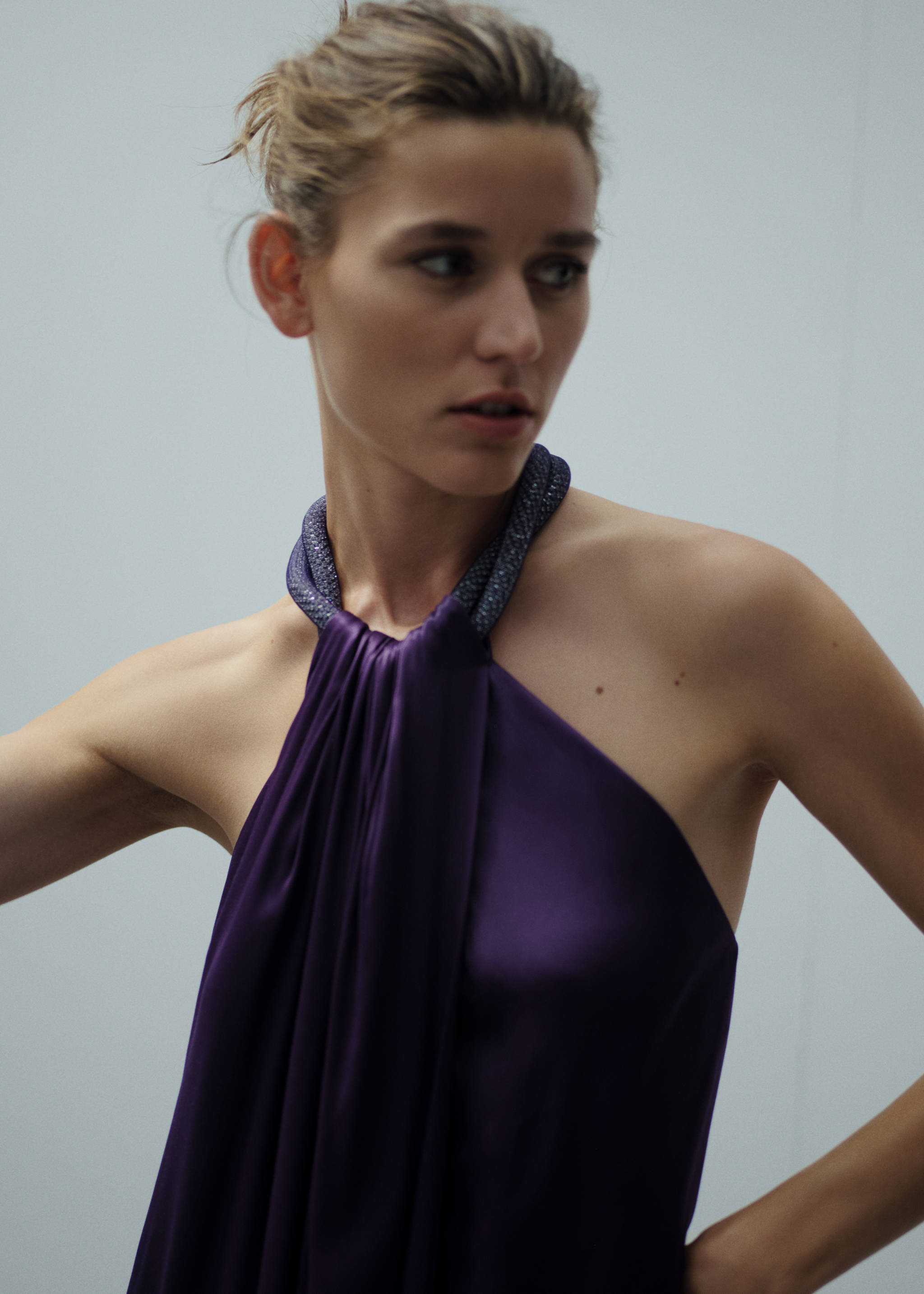 Vestido acetinado com gola rígida e strass - Plano médio