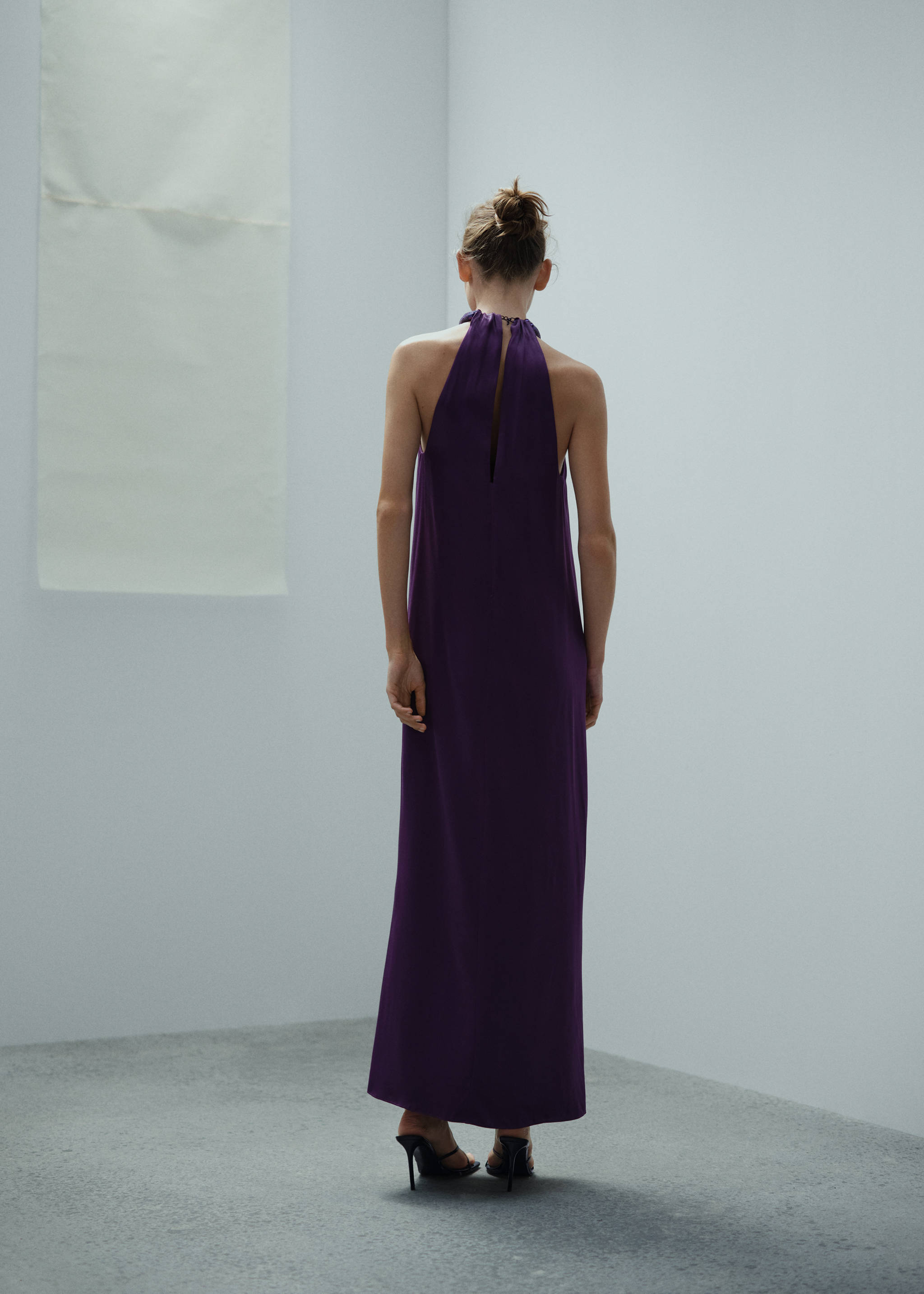 Vestido acetinado com gola rígida e strass - Verso do artigo