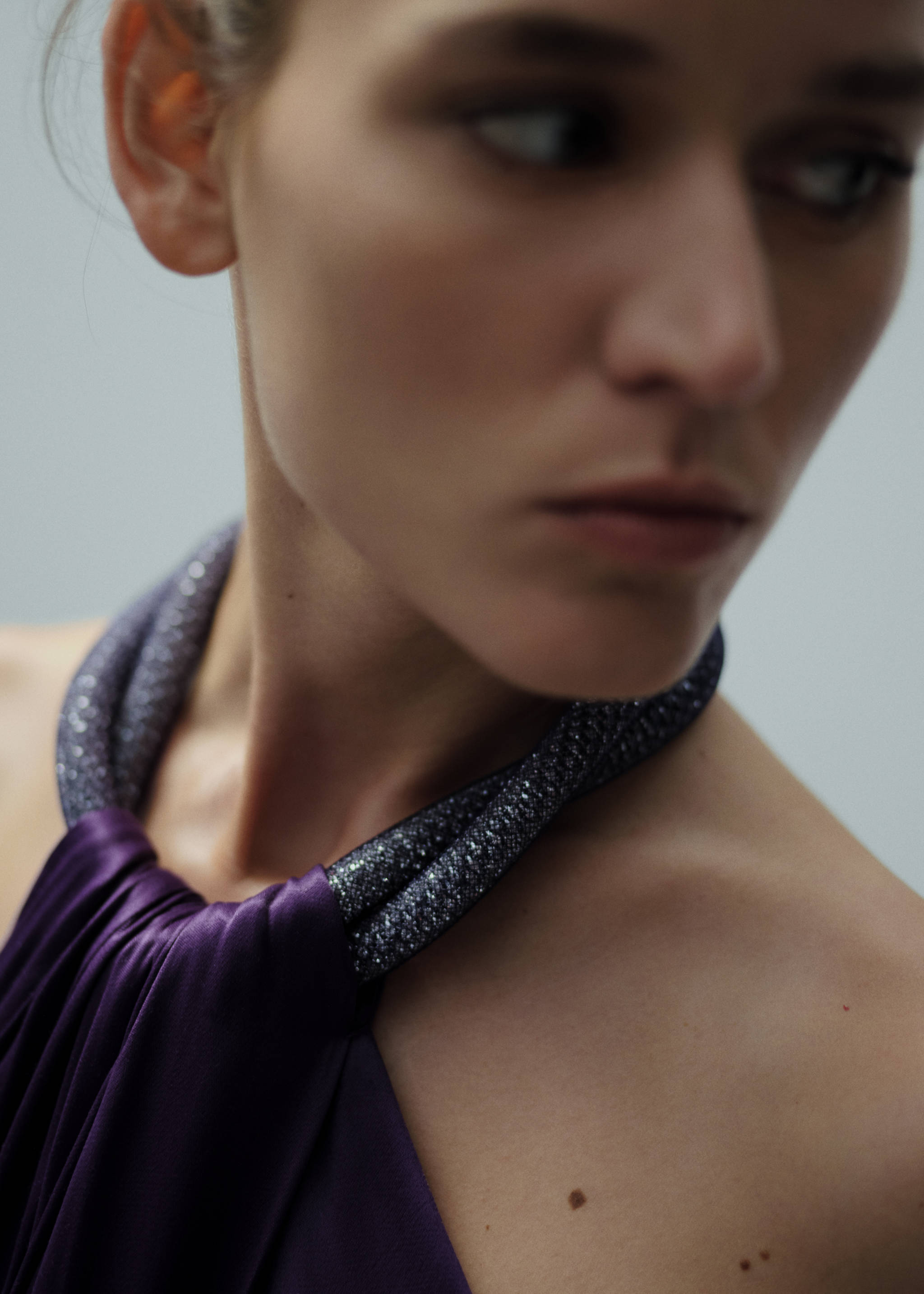 Vestido acetinado com gola rígida e strass - Pormenor do artigo 1