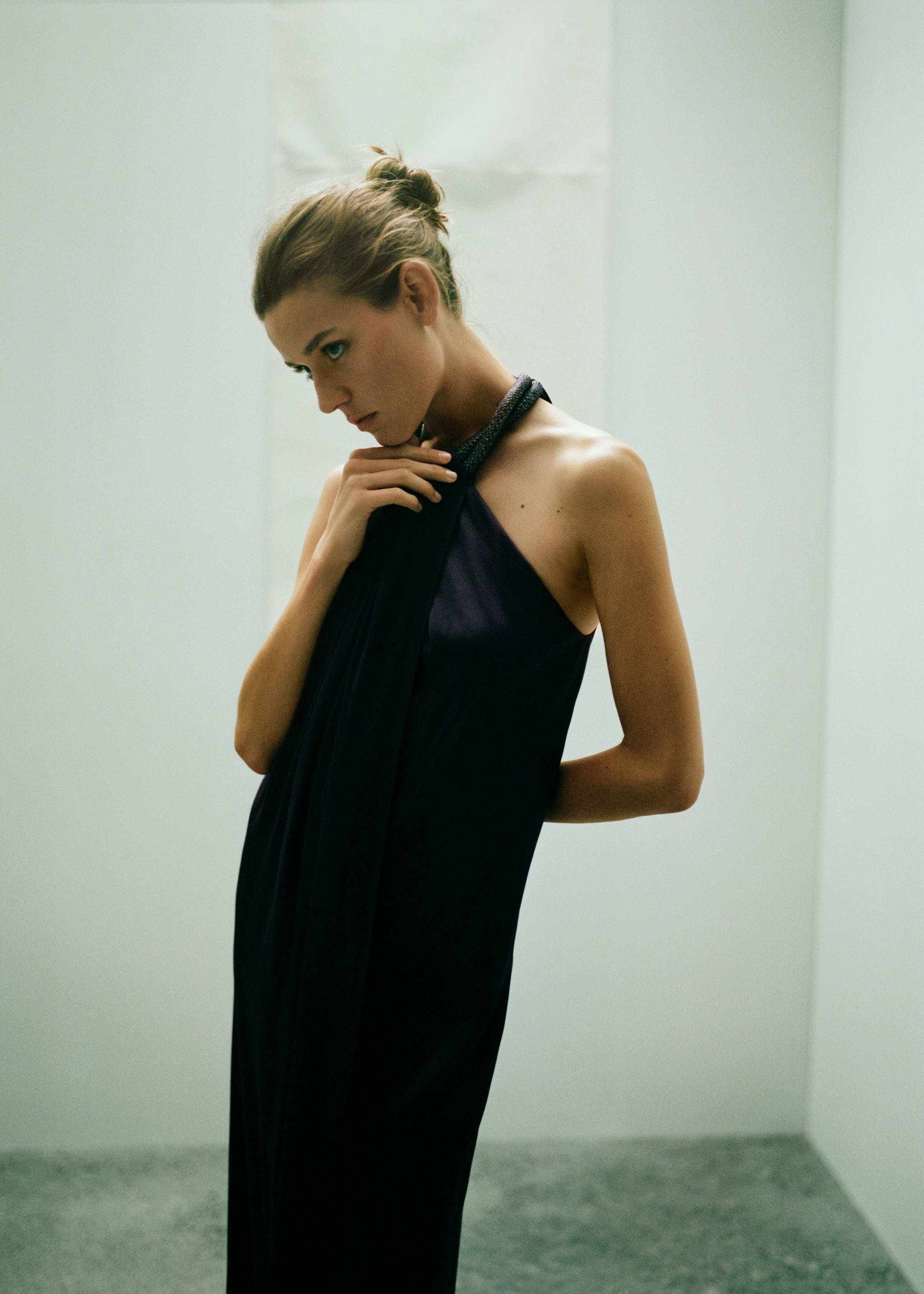 Vestido acetinado com gola rígida e strass - Pormenor do artigo 6