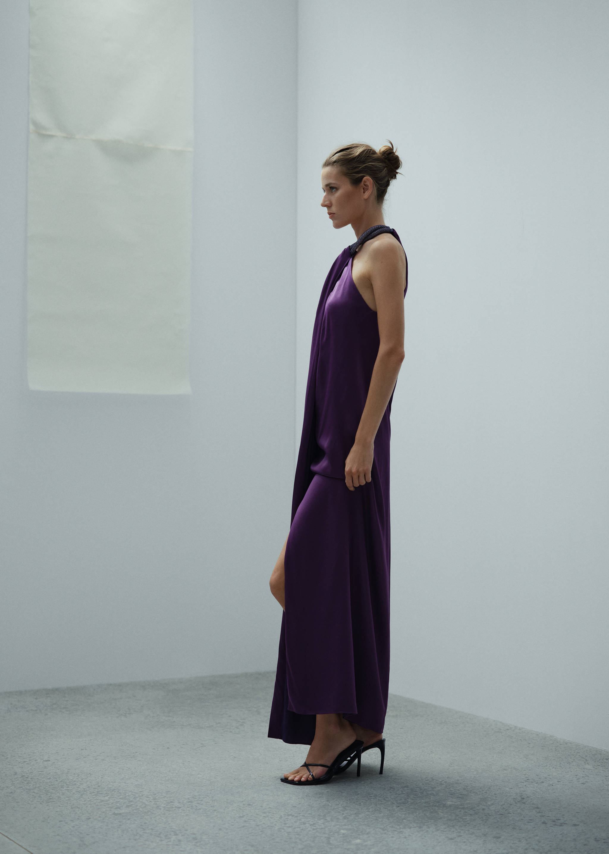 Vestido acetinado com gola rígida e strass - Pormenor do artigo 2