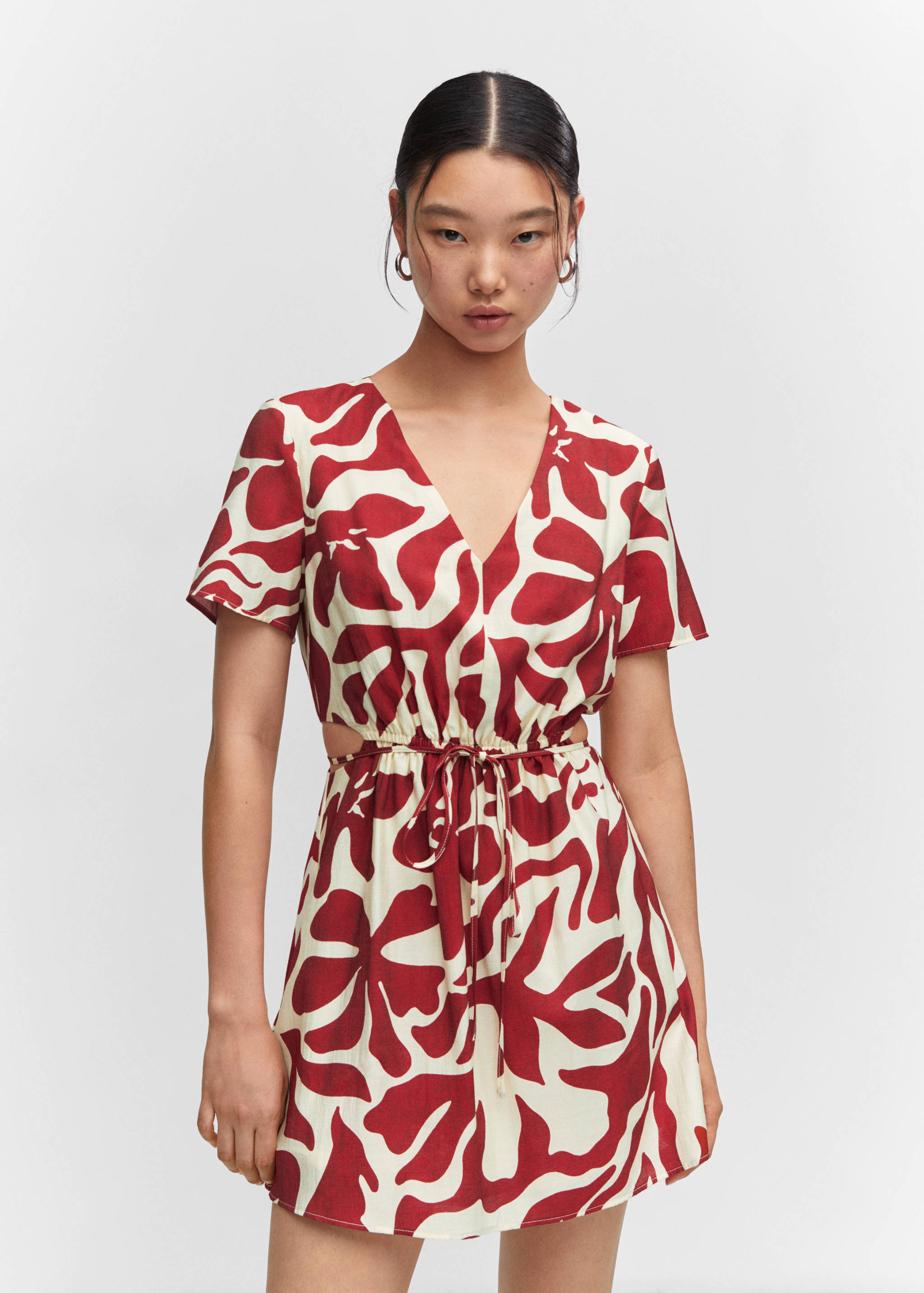 Robe imprimée ouvertures - Plan moyen