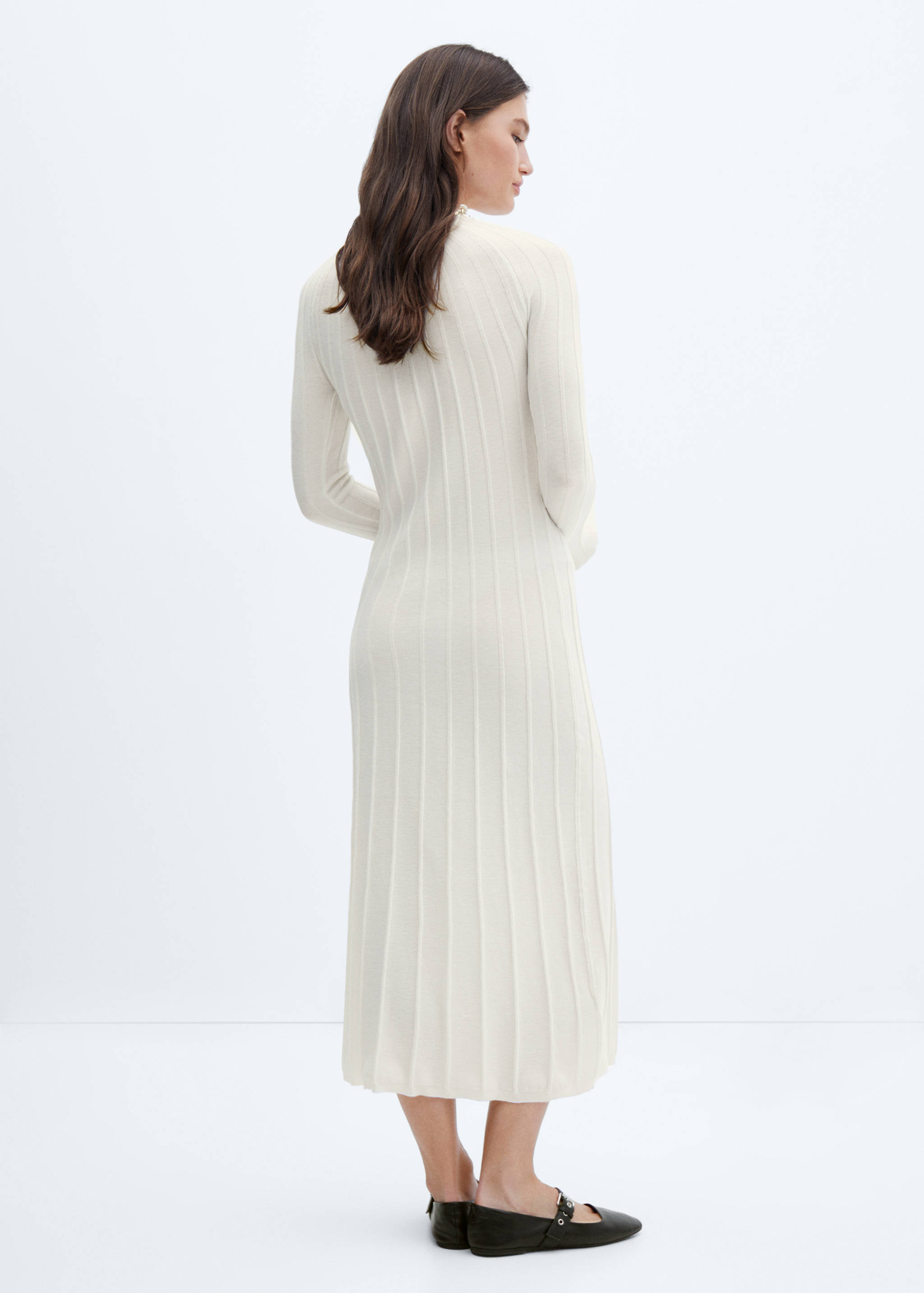 Rippkleid mit halbhohem Kragen - Rückseite des Artikels