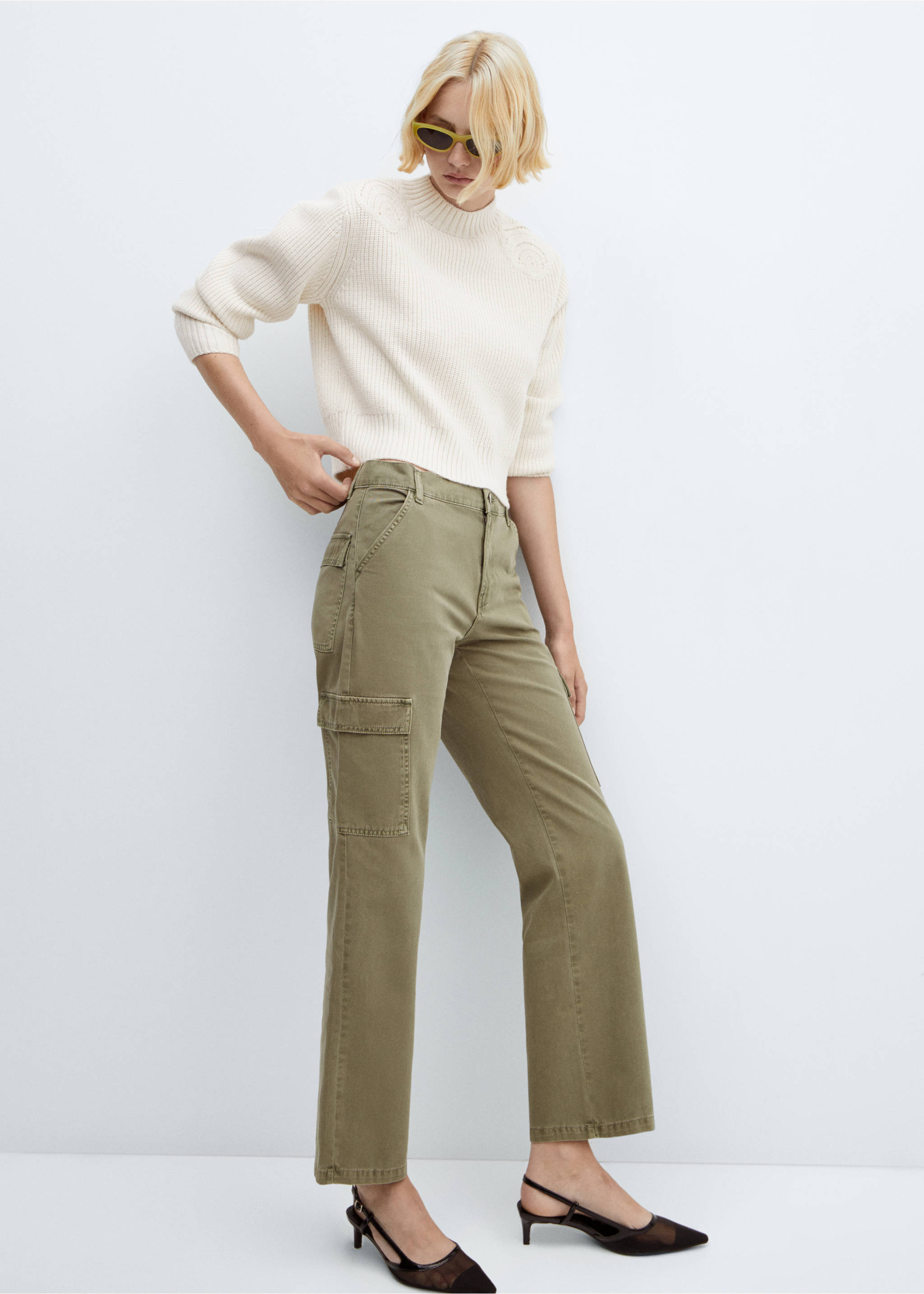 Pocket cargo jeans - Details of the article 2, Khaki. Ref: 57045801-00.