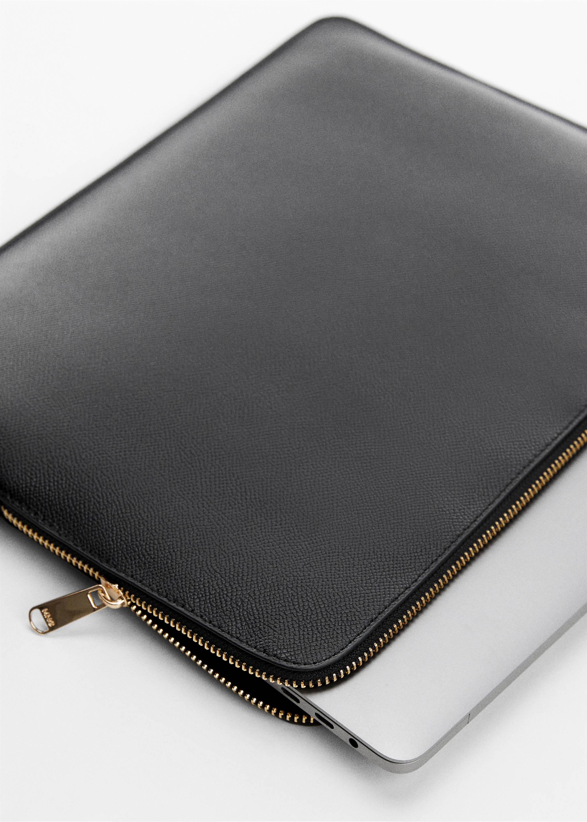 Housse ordinateur effet saffiano - Détail de l'article 2, Noir. Ref: 57045805-00.