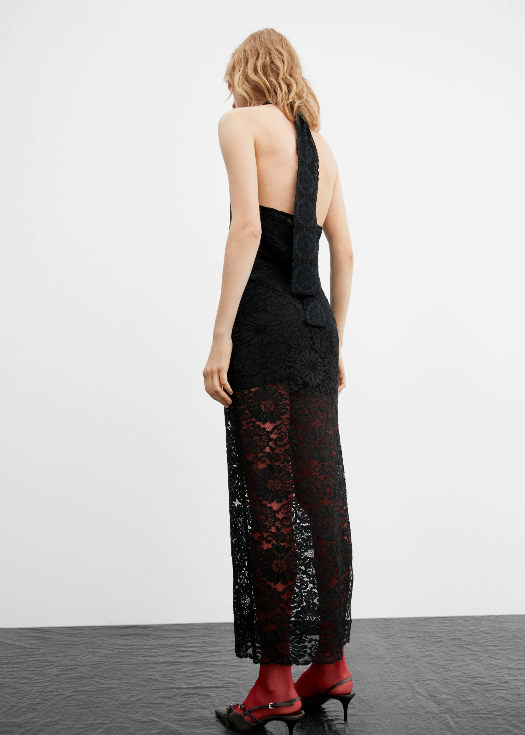 Halter-neck lace dress - Reverse of the article