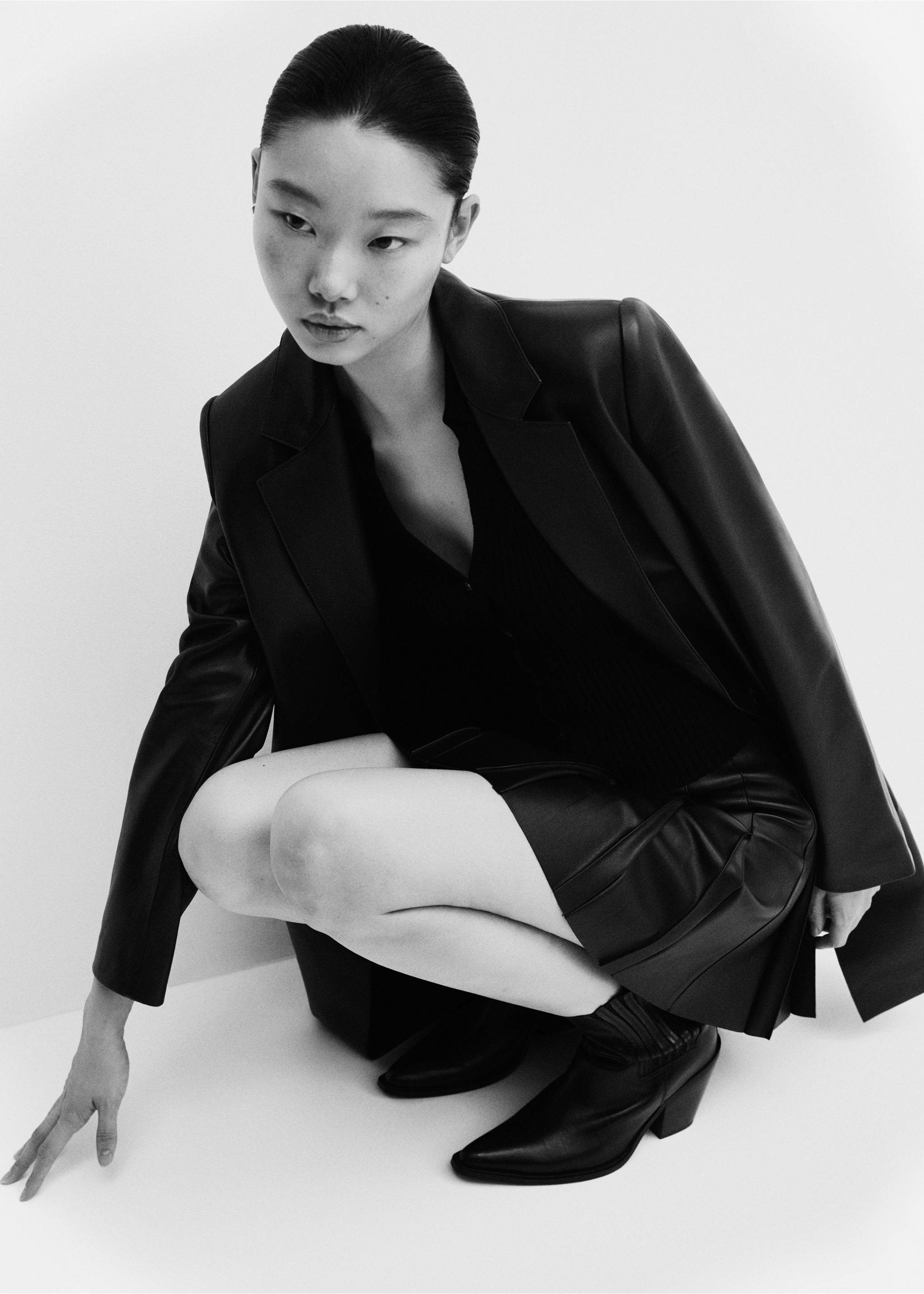 Mini-Faltenrock mit Leder-Effekt - Detail des Artikels 2, Schwarz. Ref: 57046713-00.