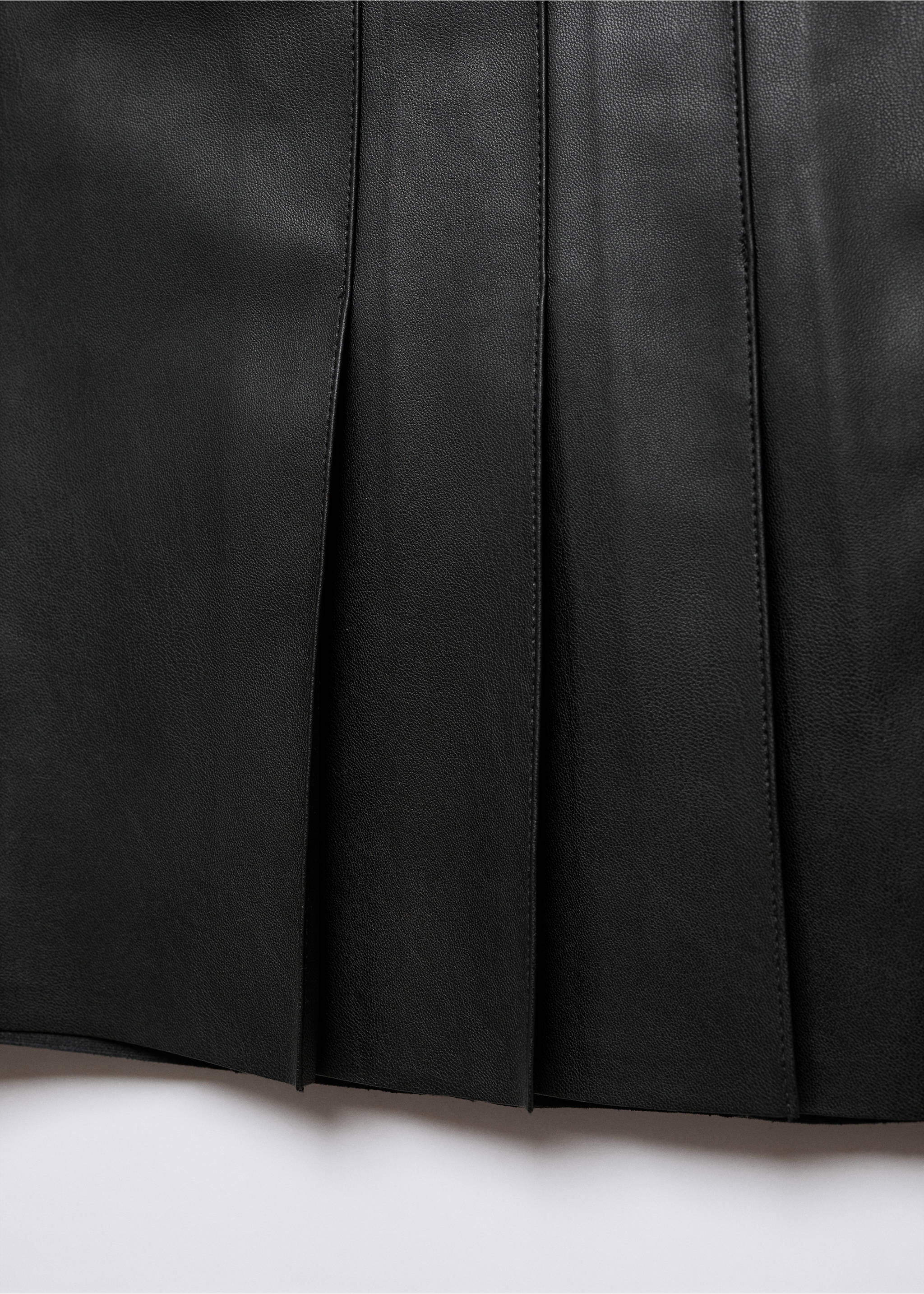 Mini-Faltenrock mit Leder-Effekt - Detail des Artikels 8, Schwarz. Ref: 57046713-00.