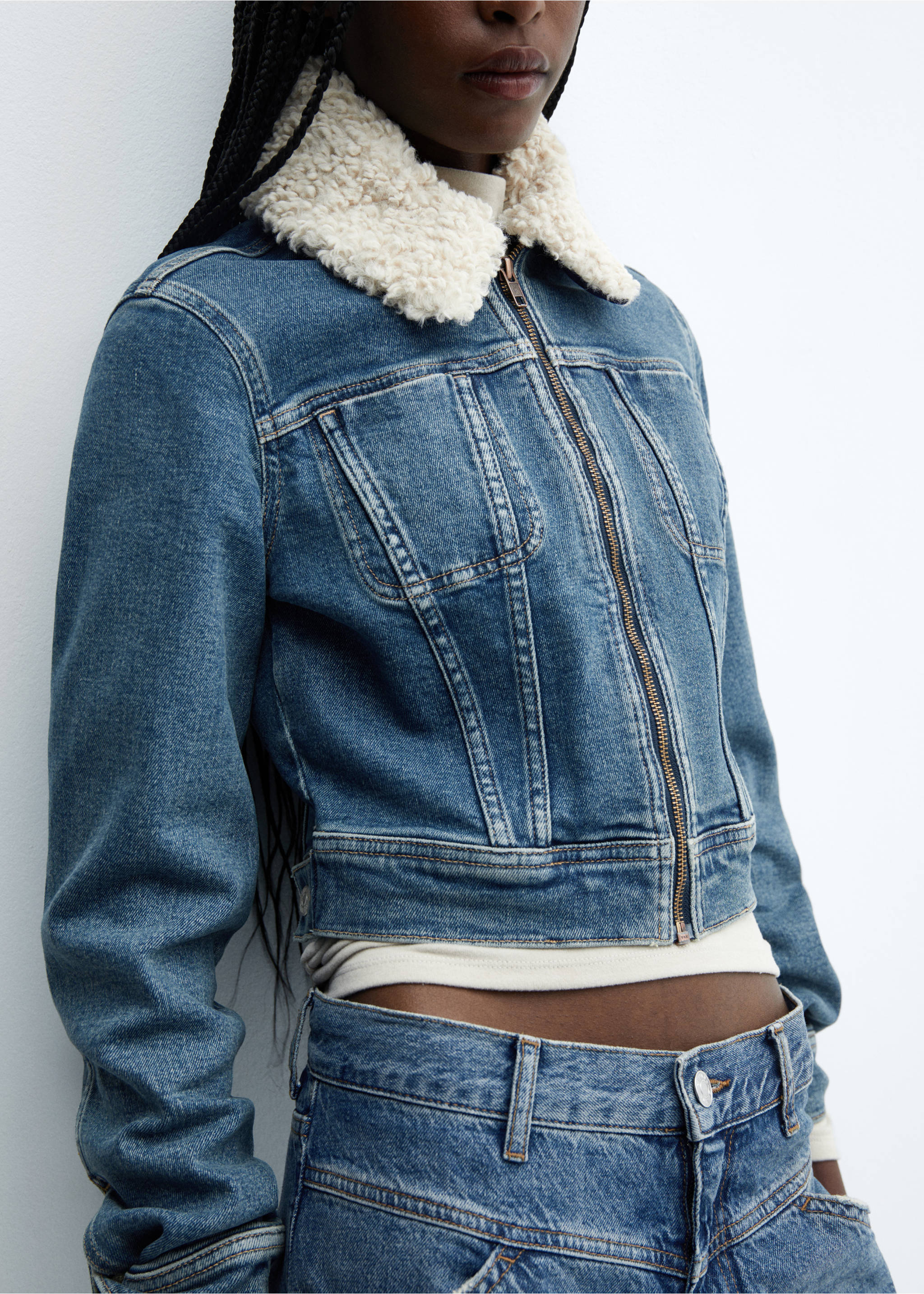 Denim jacket with shearling collar - Details of the article 6, Medium Vintage Blue. Ref: 57046716-00.