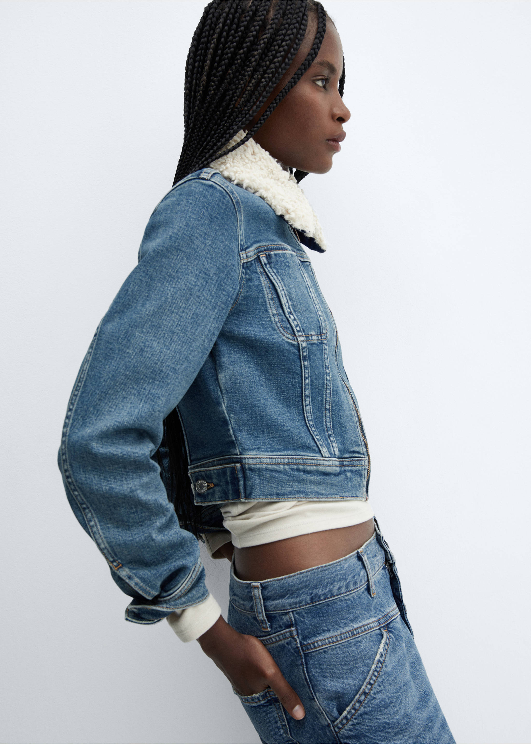 Denim jacket with shearling collar - Details of the article 2, Medium Vintage Blue. Ref: 57046716-00.
