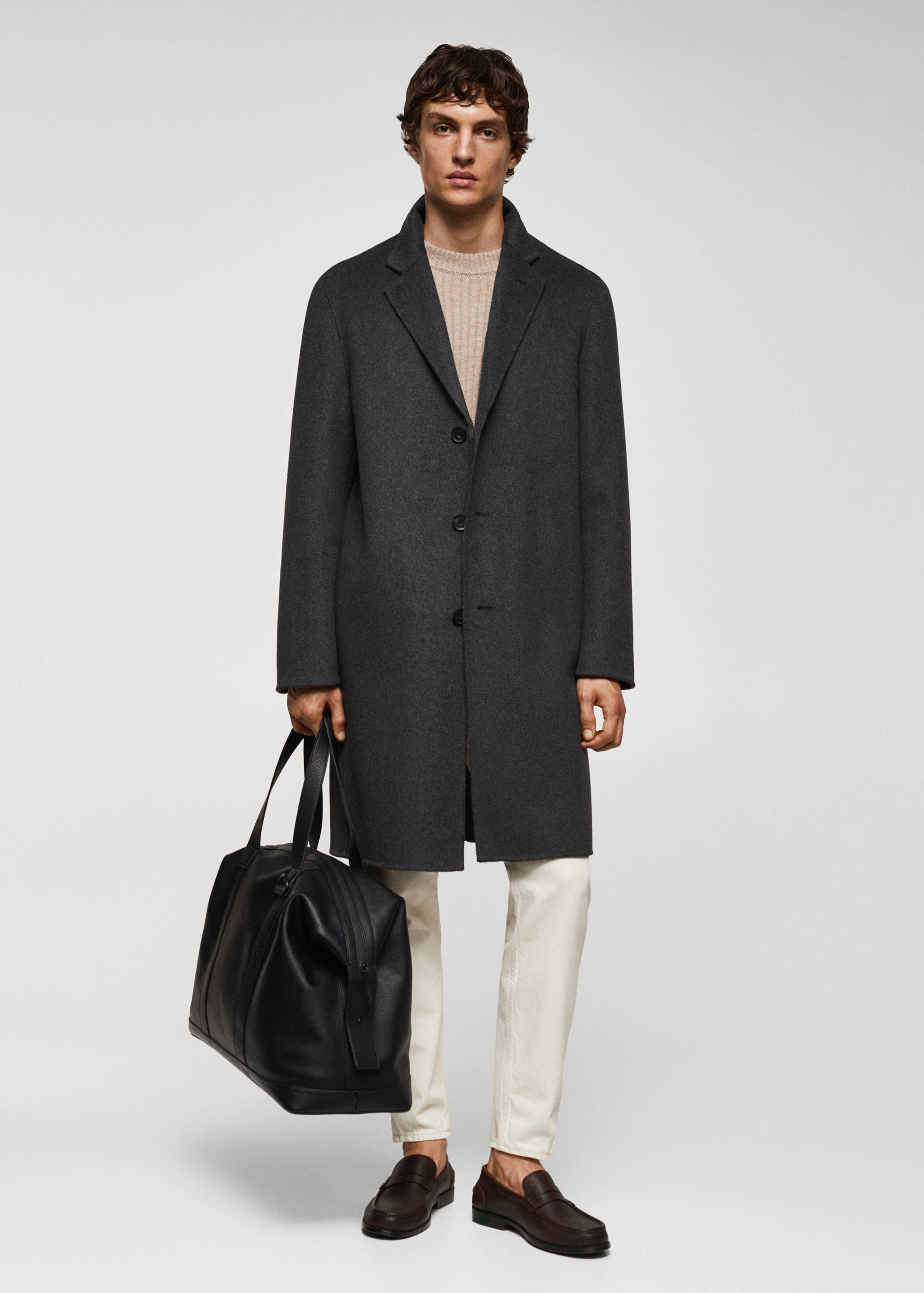 Płaszcz handmade z wełny z recyklingu - Plan ogólny